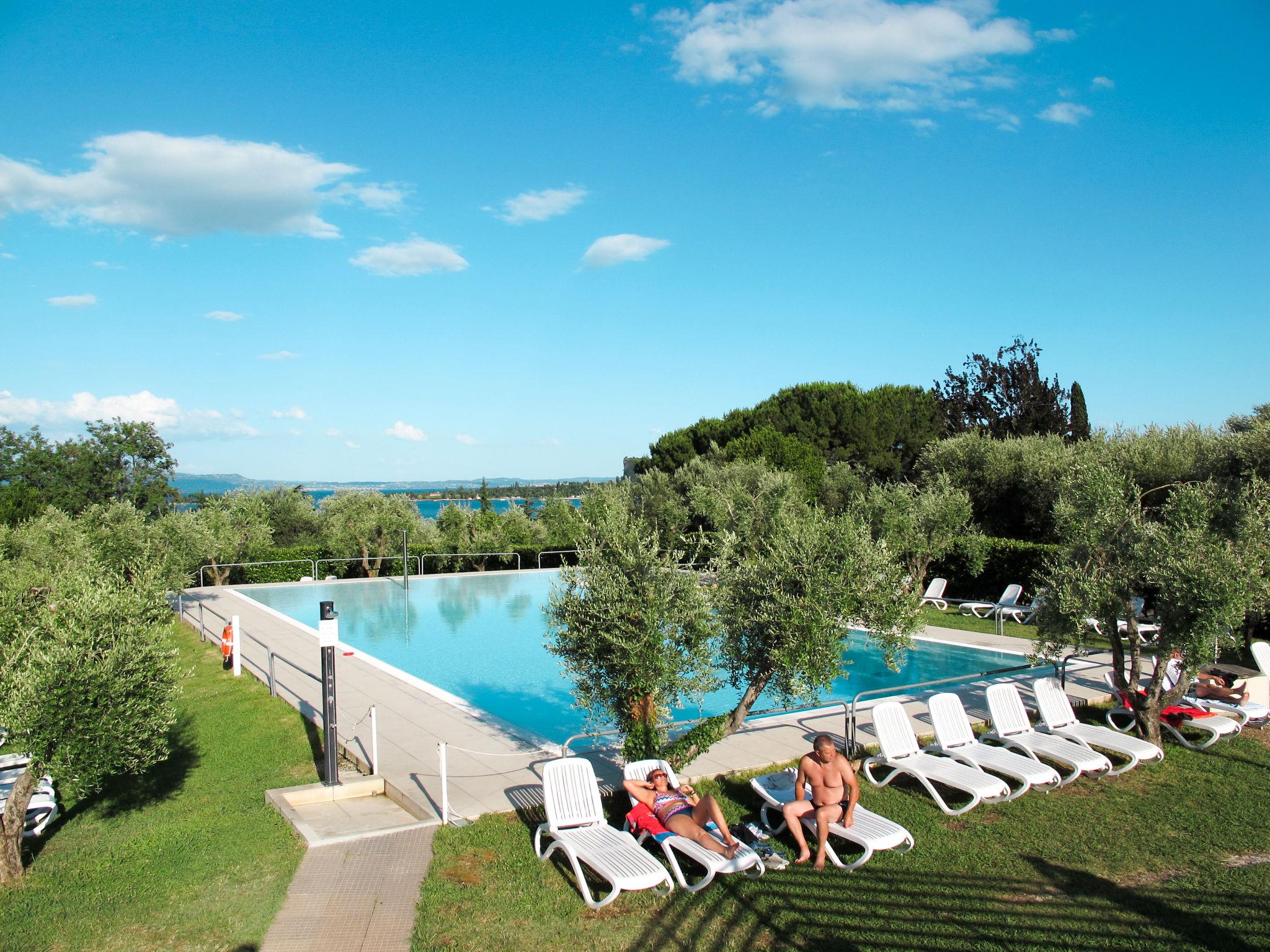 Foto 1 - Apartamento de 1 habitación en Manerba del Garda con piscina y vistas a la montaña