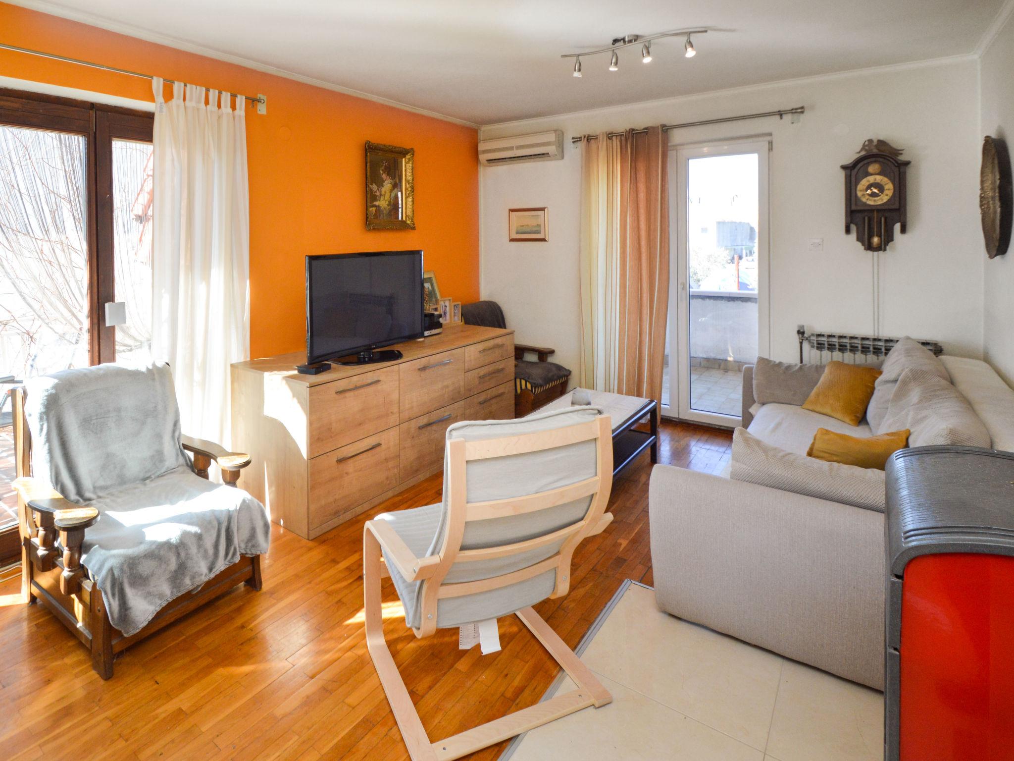 Foto 4 - Appartamento con 3 camere da letto a Tribunj con terrazza