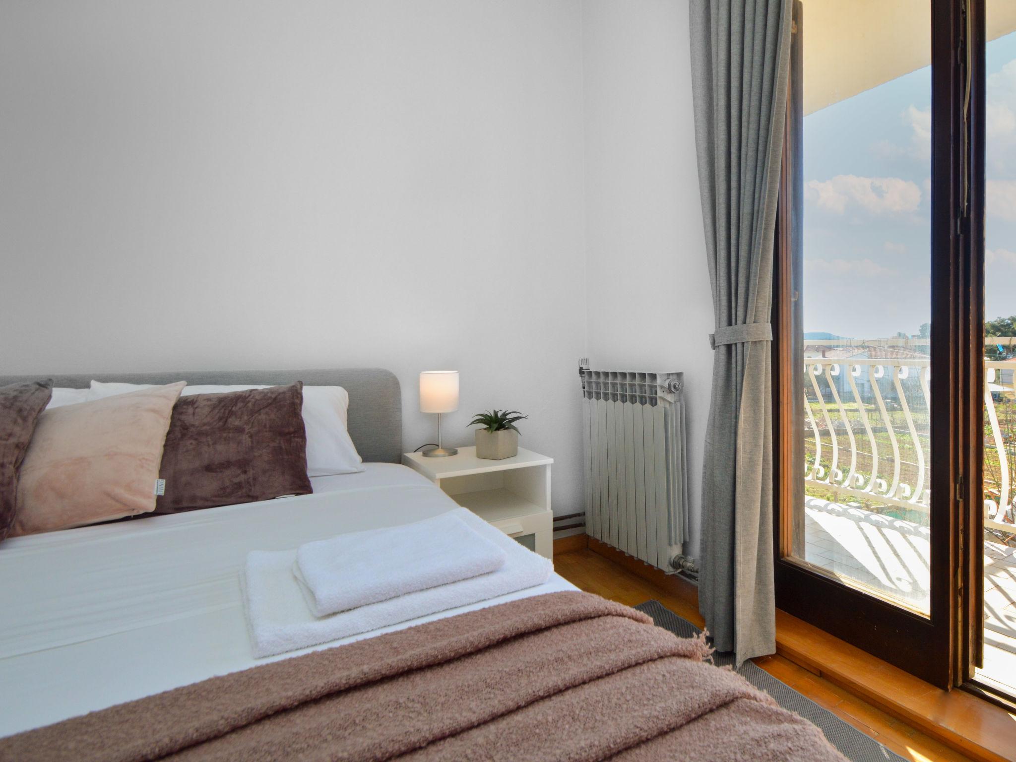 Foto 8 - Appartamento con 3 camere da letto a Tribunj con terrazza