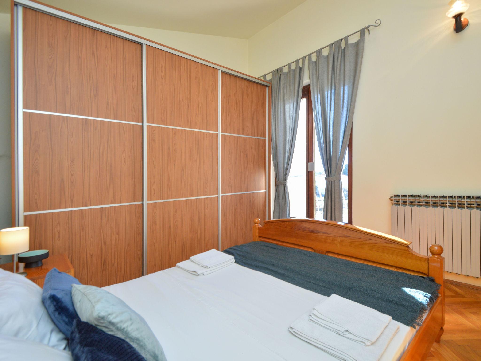 Foto 12 - Apartment mit 3 Schlafzimmern in Tribunj mit terrasse