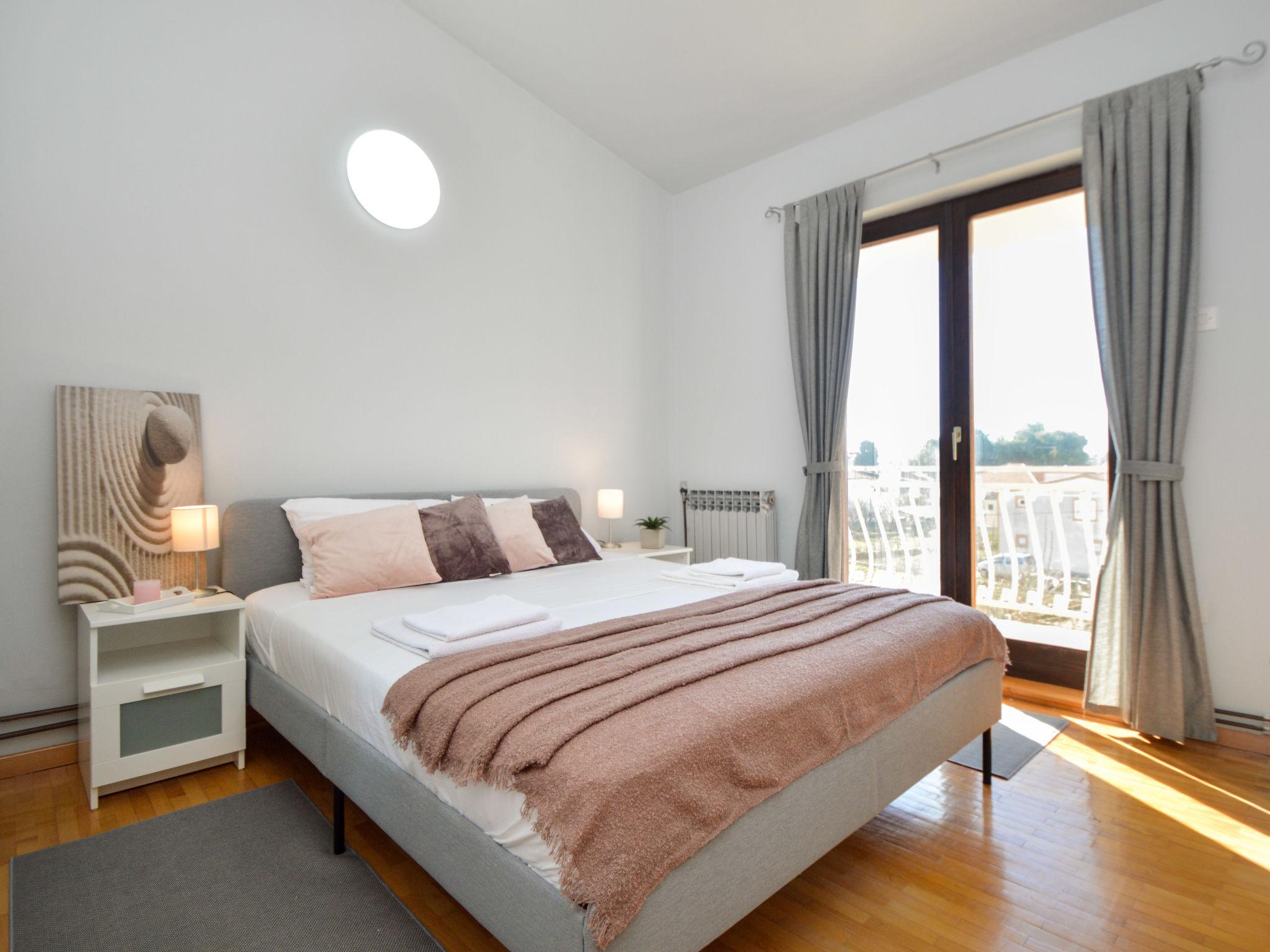 Foto 9 - Apartment mit 3 Schlafzimmern in Tribunj mit terrasse