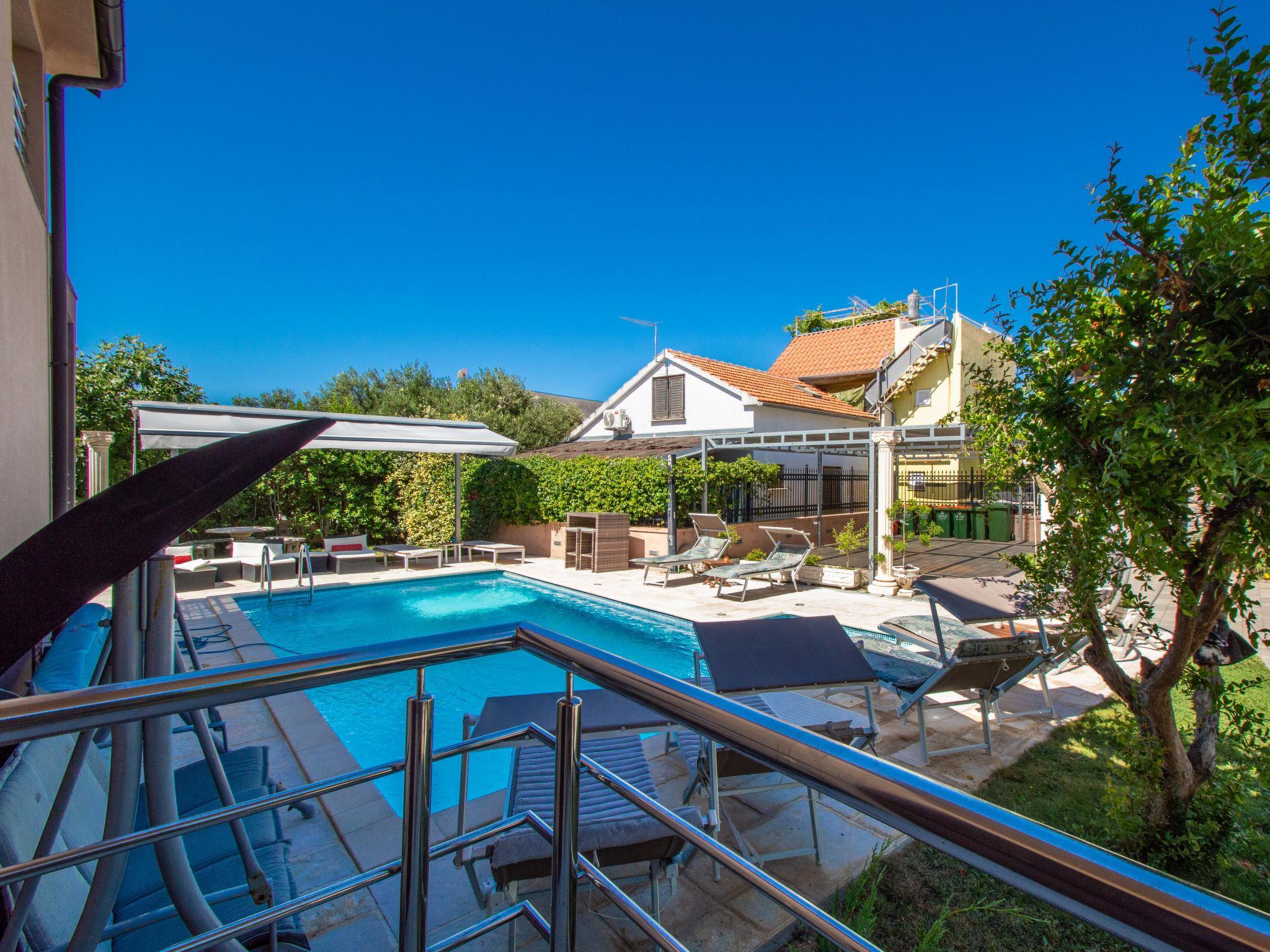 Photo 14 - Maison de 5 chambres à Tribunj avec piscine et terrasse