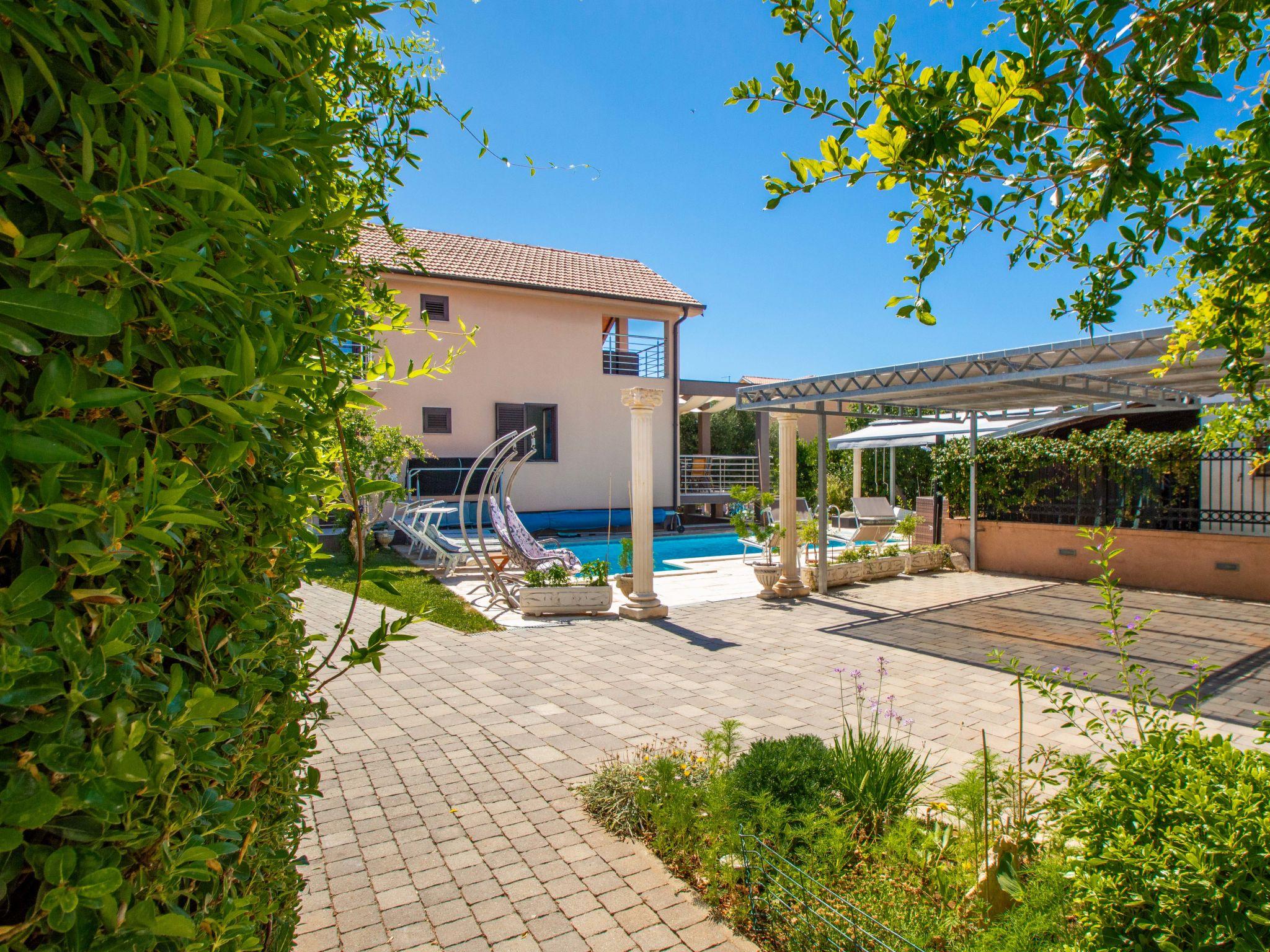 Foto 31 - Casa de 5 quartos em Tribunj com piscina e terraço