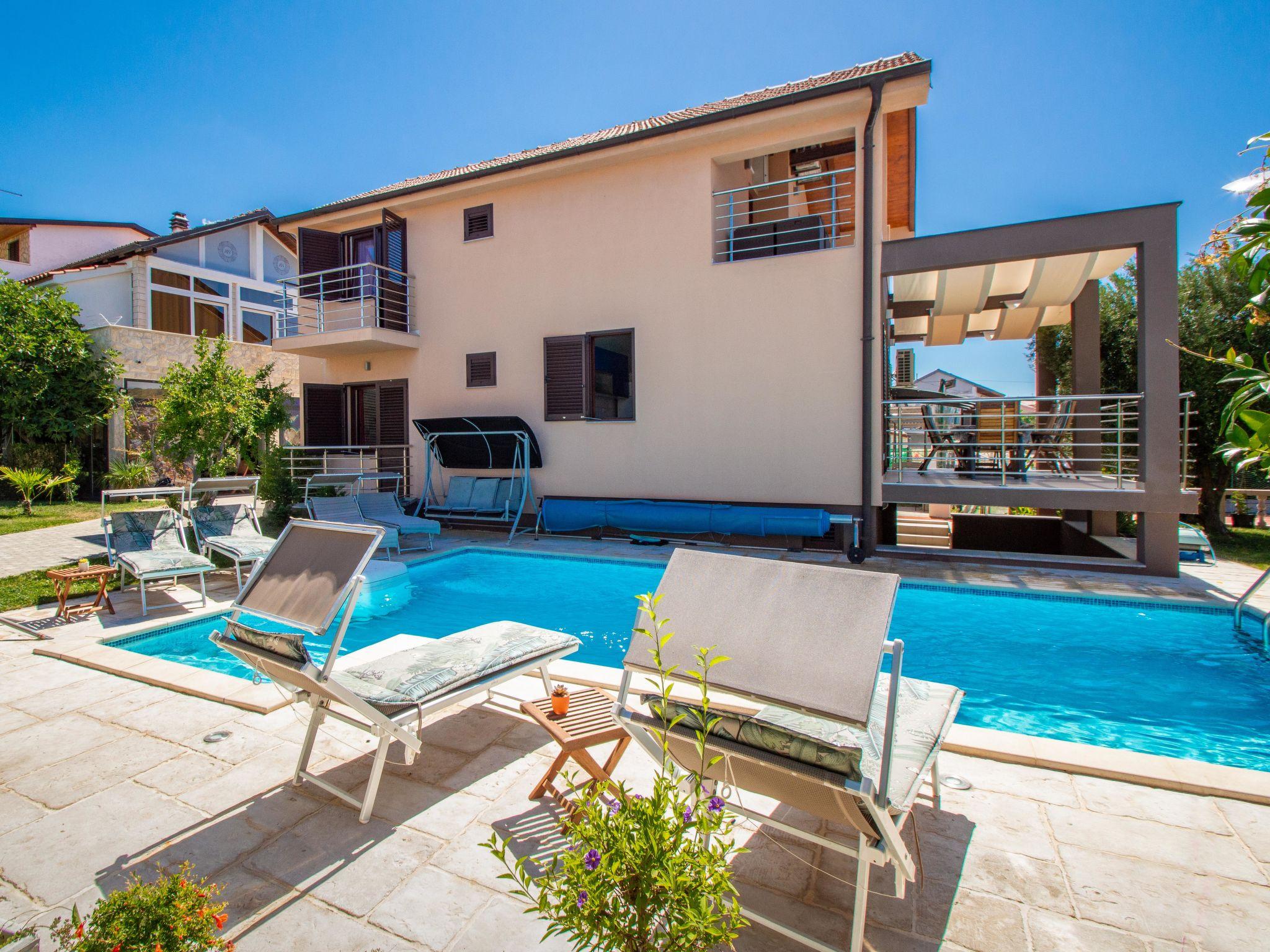 Photo 1 - Maison de 5 chambres à Tribunj avec piscine et terrasse