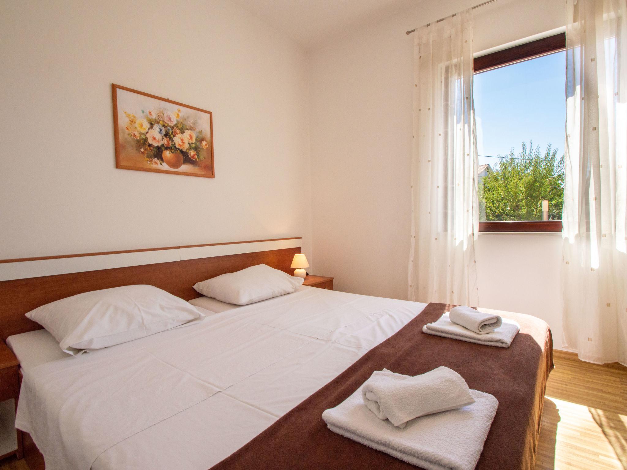Foto 10 - Casa con 5 camere da letto a Tribunj con piscina e terrazza