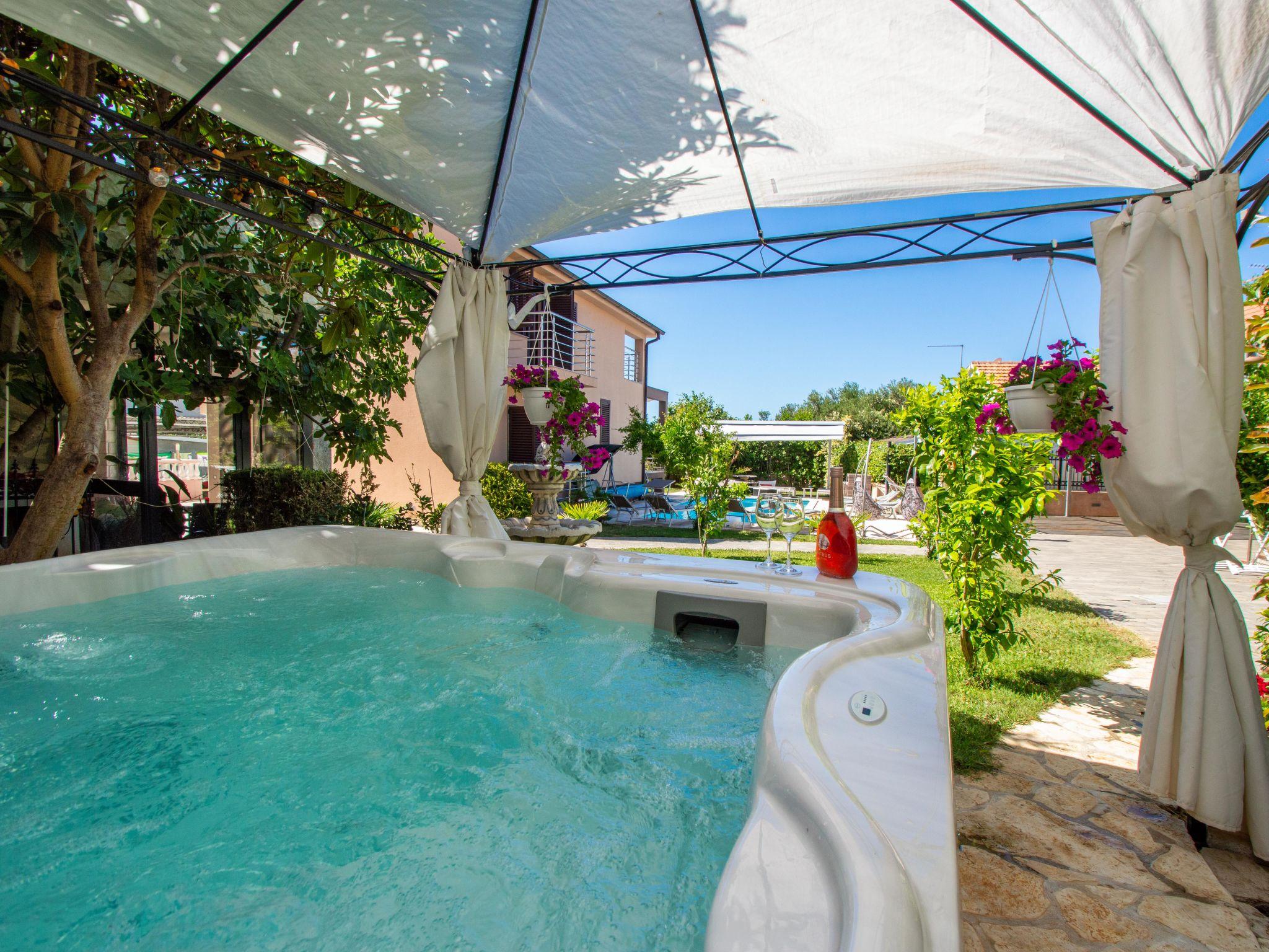 Photo 17 - Appartement de 2 chambres à Tribunj avec piscine et terrasse