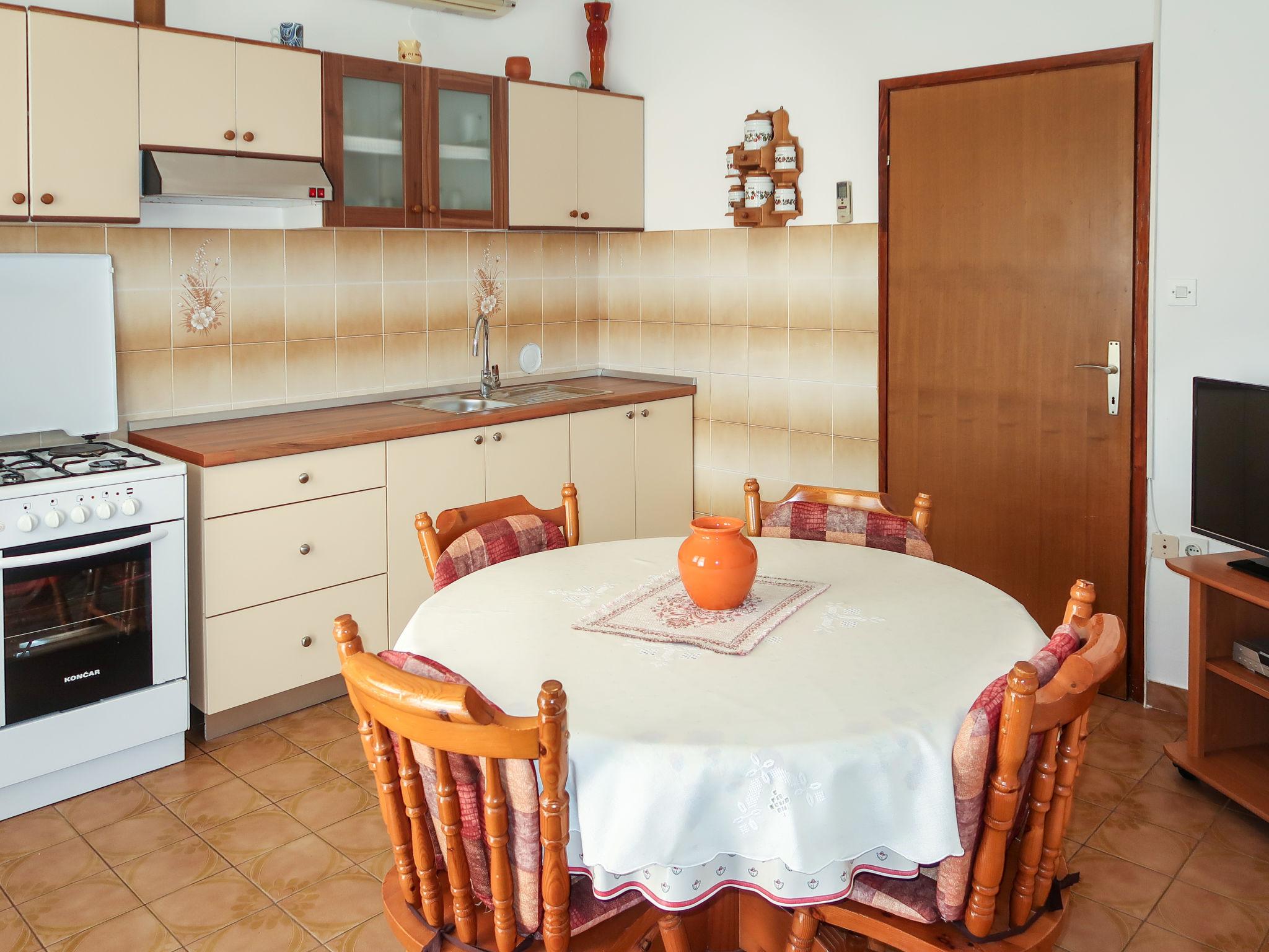 Photo 8 - 3 bedroom Apartment in Rab with garden and terrace