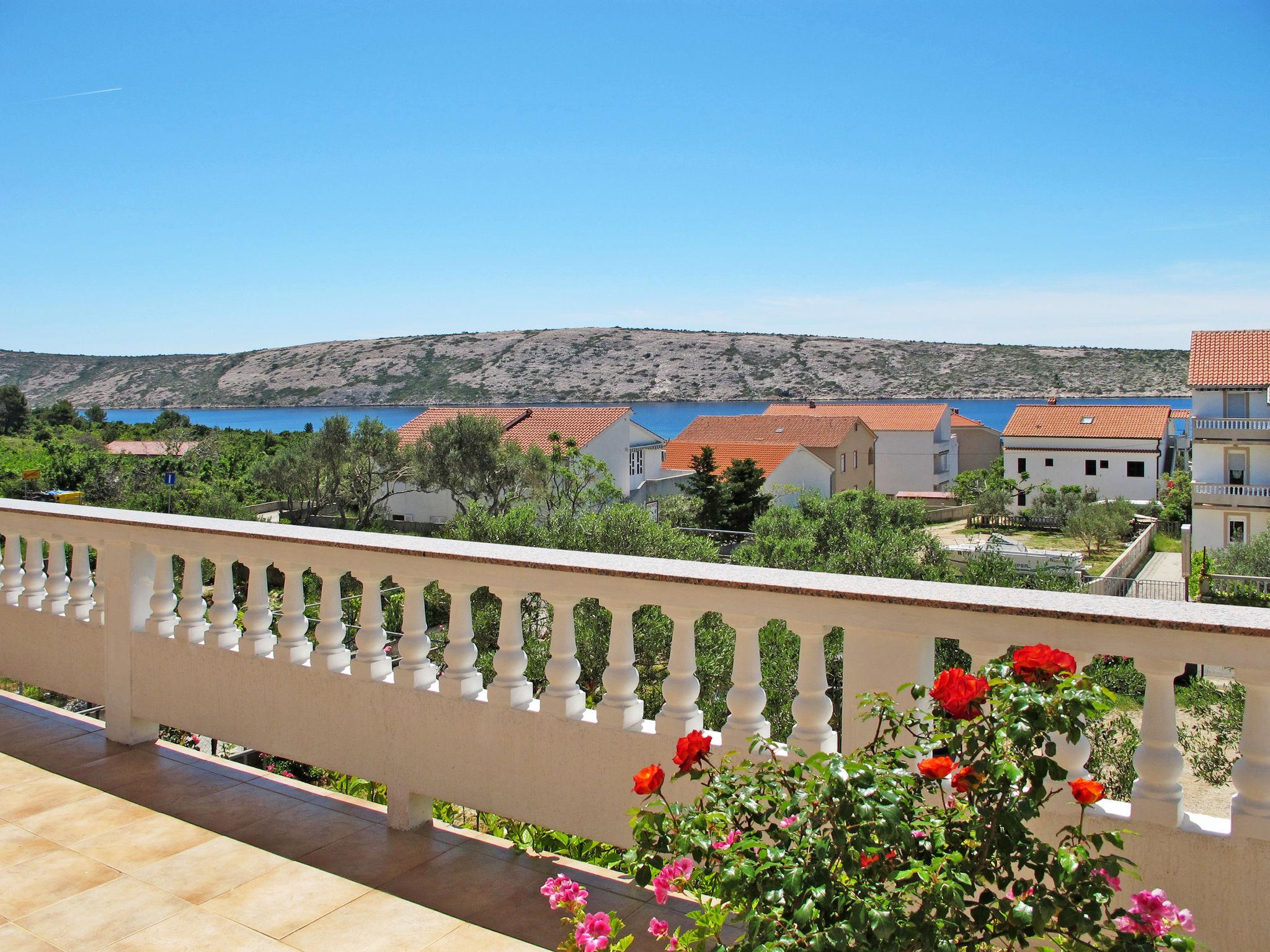 Foto 10 - Apartamento de 3 habitaciones en Rab con jardín y vistas al mar