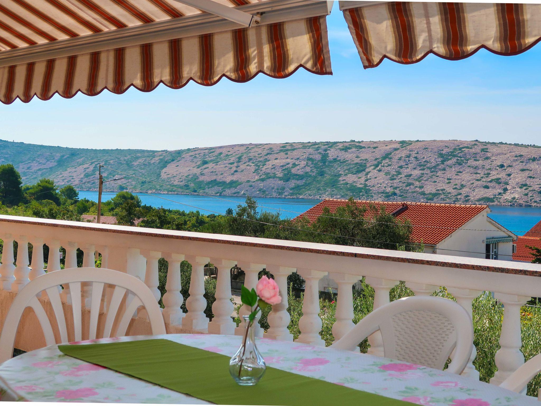 Photo 2 - 3 bedroom Apartment in Rab with garden and sea view