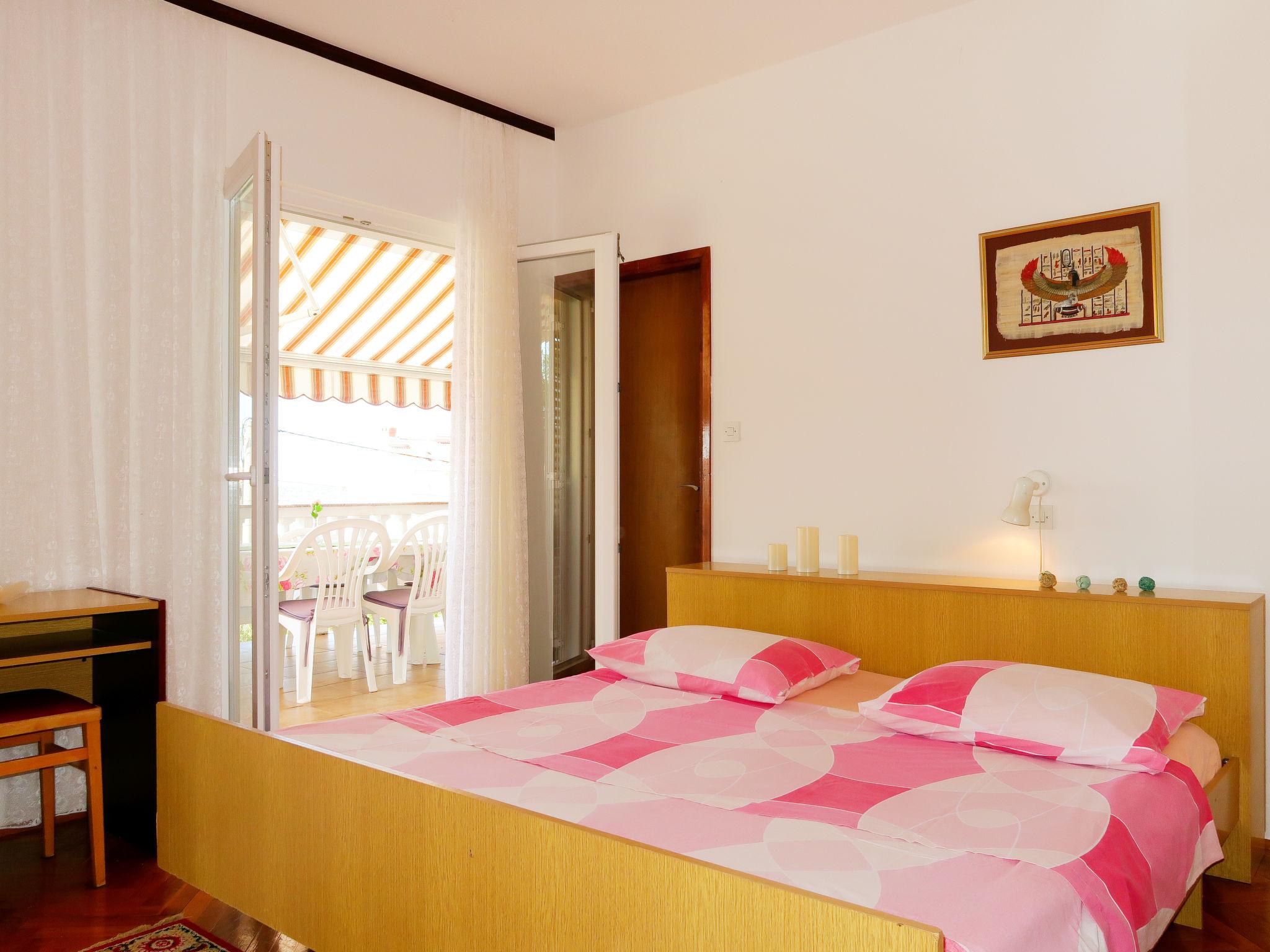 Photo 17 - 3 bedroom Apartment in Rab with garden and sea view