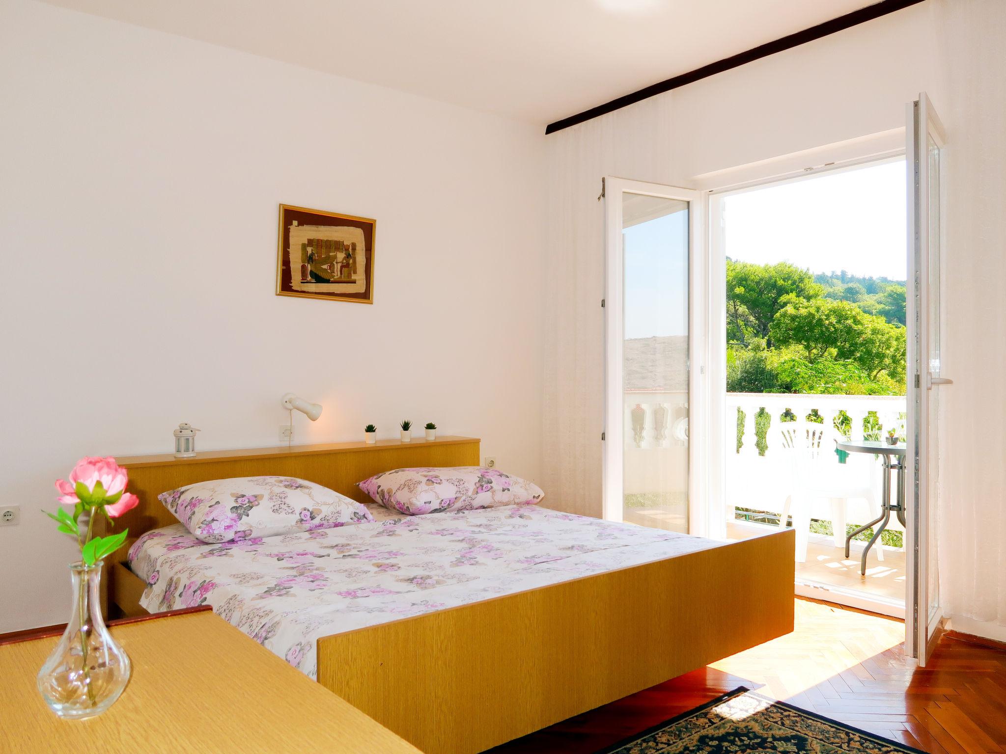 Foto 6 - Apartamento de 3 quartos em Rab com jardim e vistas do mar