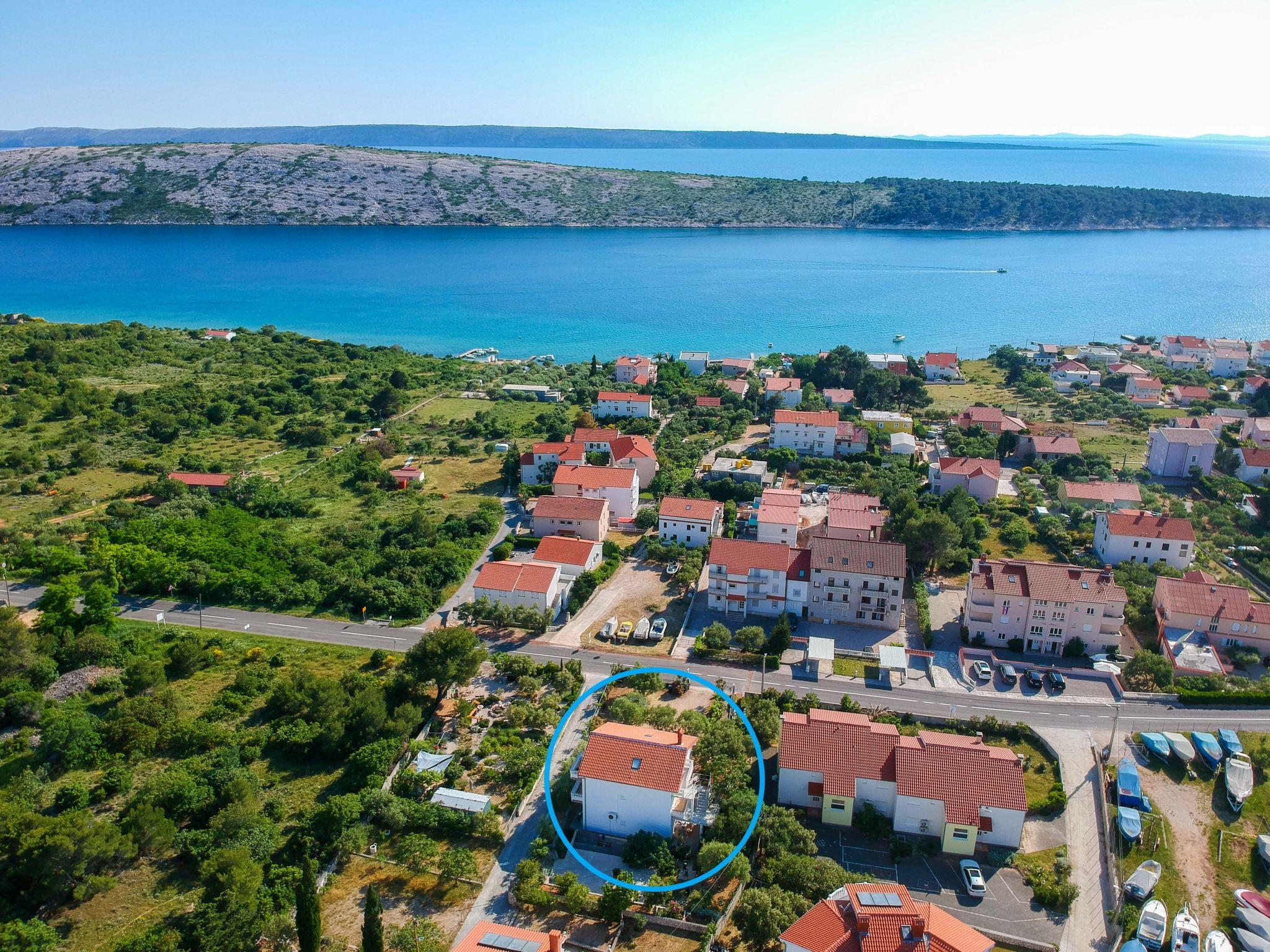 Photo 1 - Appartement de 3 chambres à Rab avec jardin et vues à la mer