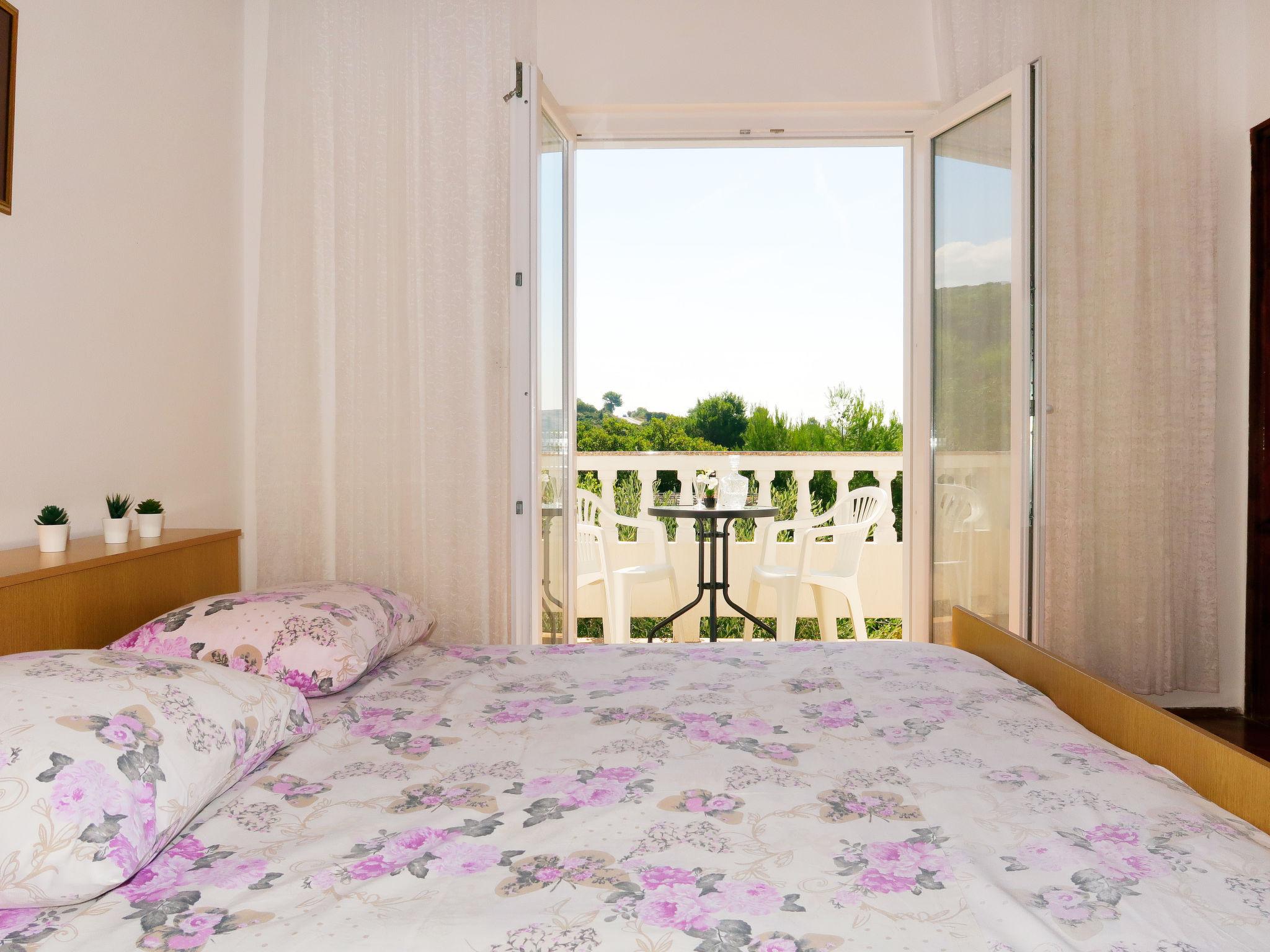 Foto 9 - Appartamento con 3 camere da letto a Rab con giardino e vista mare
