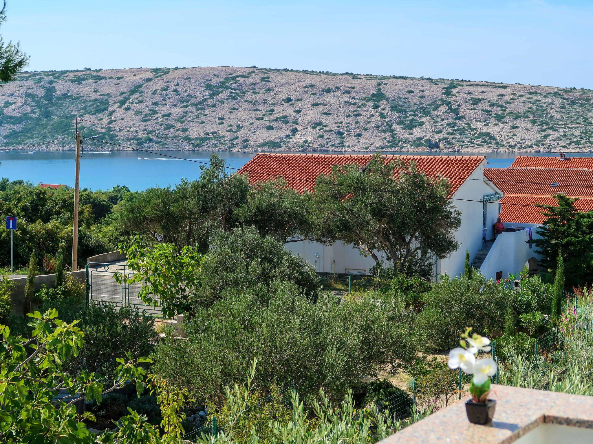 Photo 11 - Appartement de 3 chambres à Rab avec jardin et vues à la mer