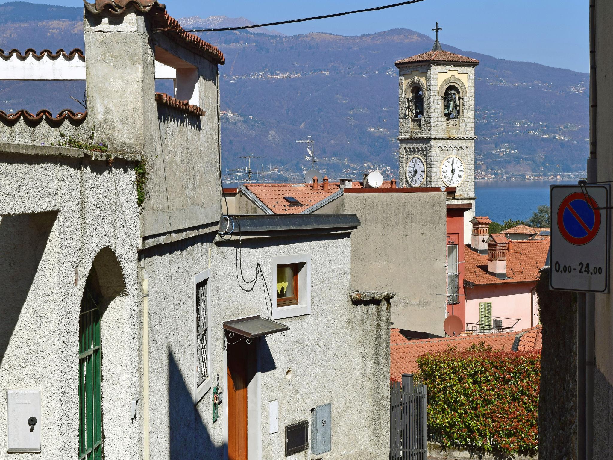 Foto 17 - Casa de 1 habitación en Porto Valtravaglia con terraza y vistas a la montaña
