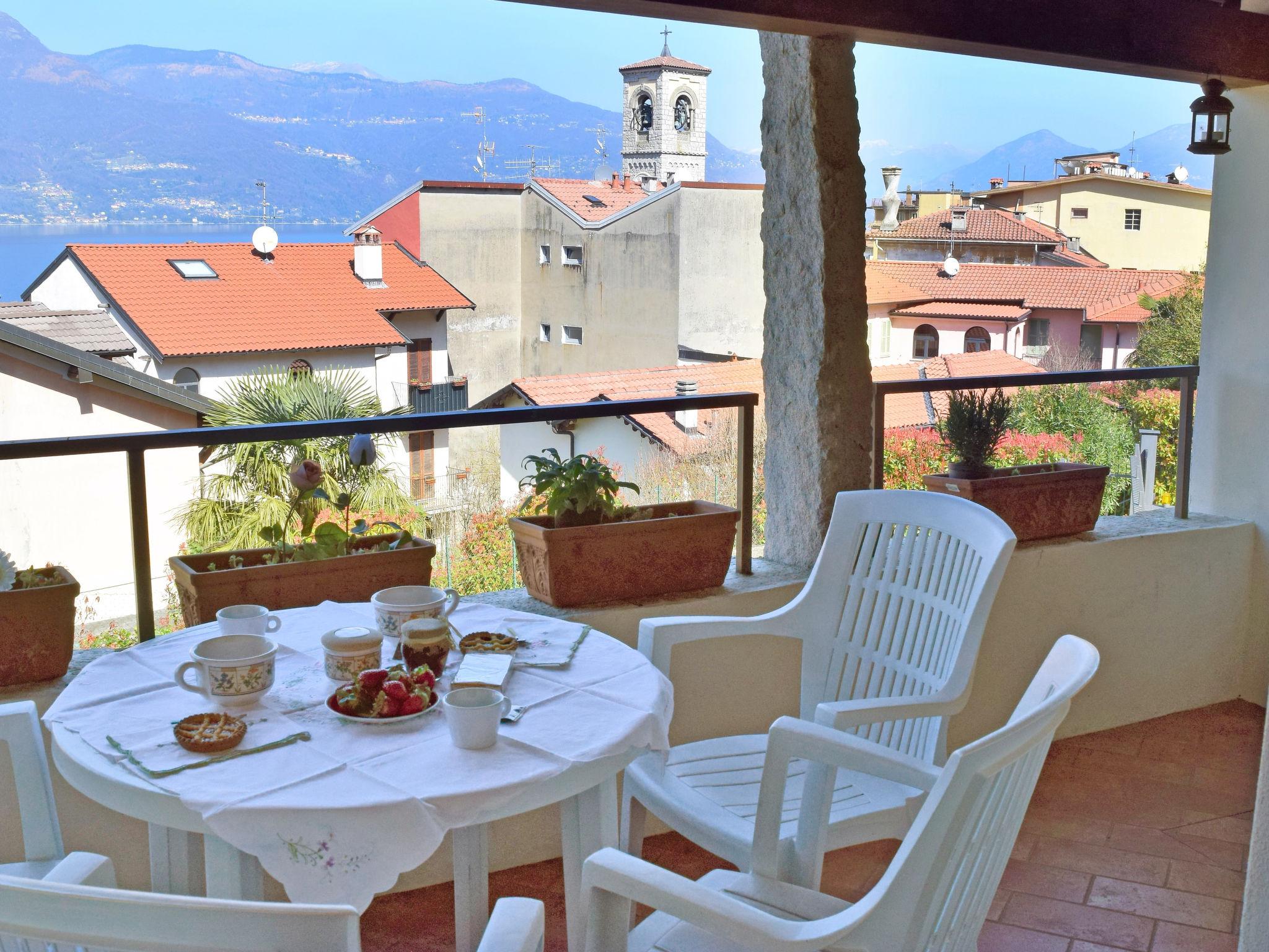 Foto 15 - Haus mit 1 Schlafzimmer in Porto Valtravaglia mit terrasse und blick auf die berge