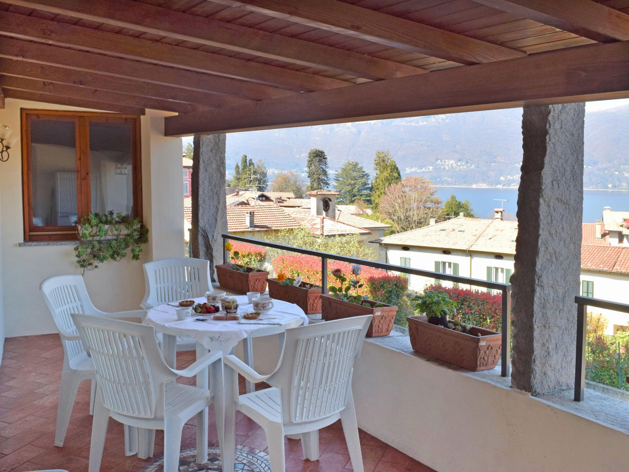 Foto 1 - Haus mit 1 Schlafzimmer in Porto Valtravaglia mit terrasse und blick auf die berge