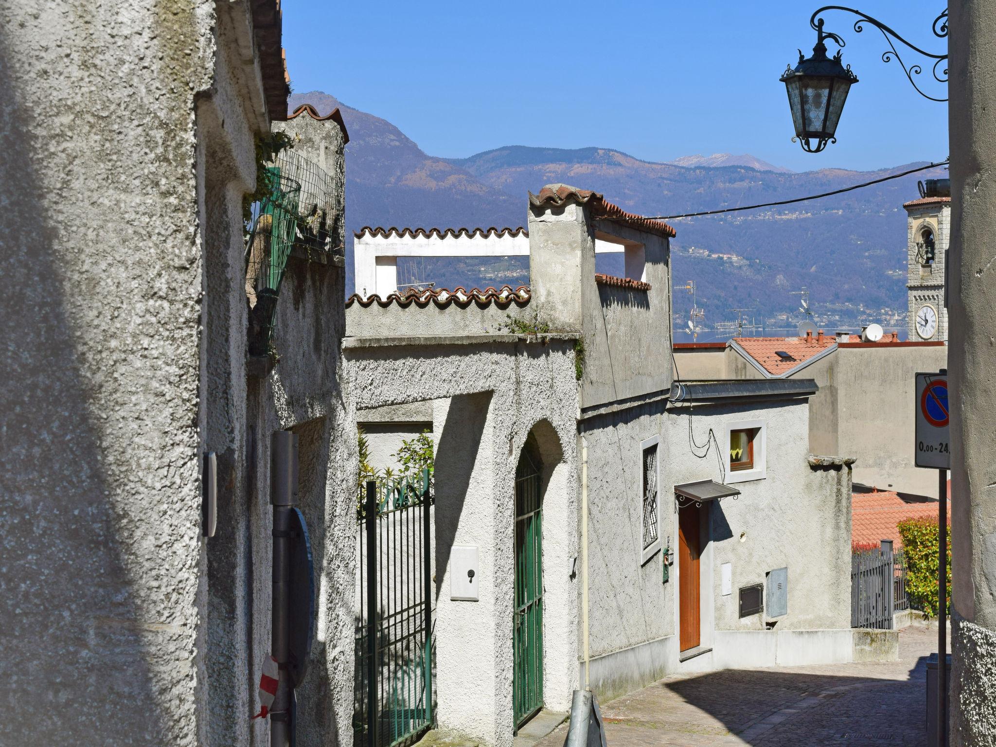 Photo 16 - Maison de 1 chambre à Porto Valtravaglia avec terrasse et vues sur la montagne