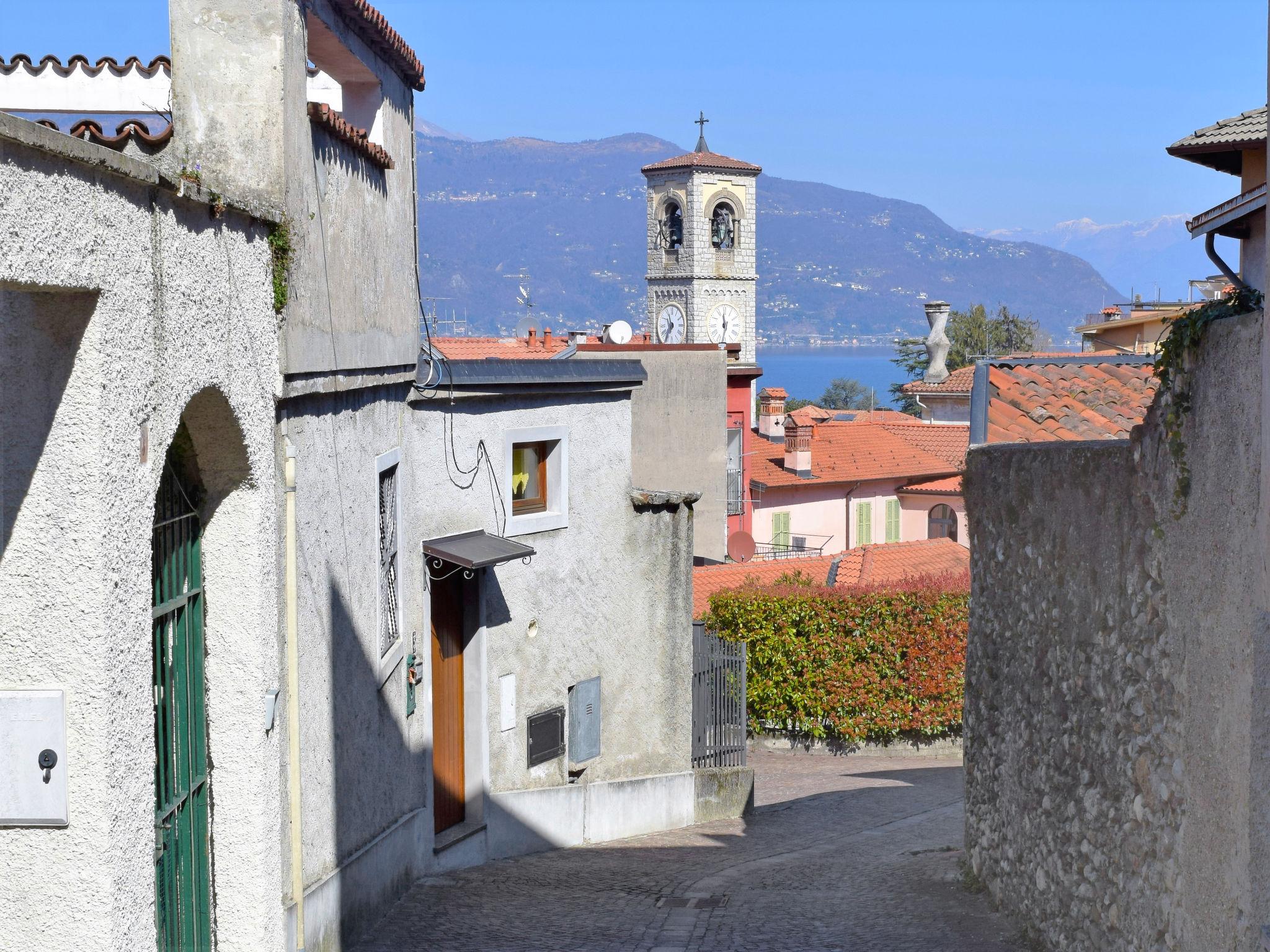 Foto 2 - Casa de 1 habitación en Porto Valtravaglia con terraza y vistas a la montaña