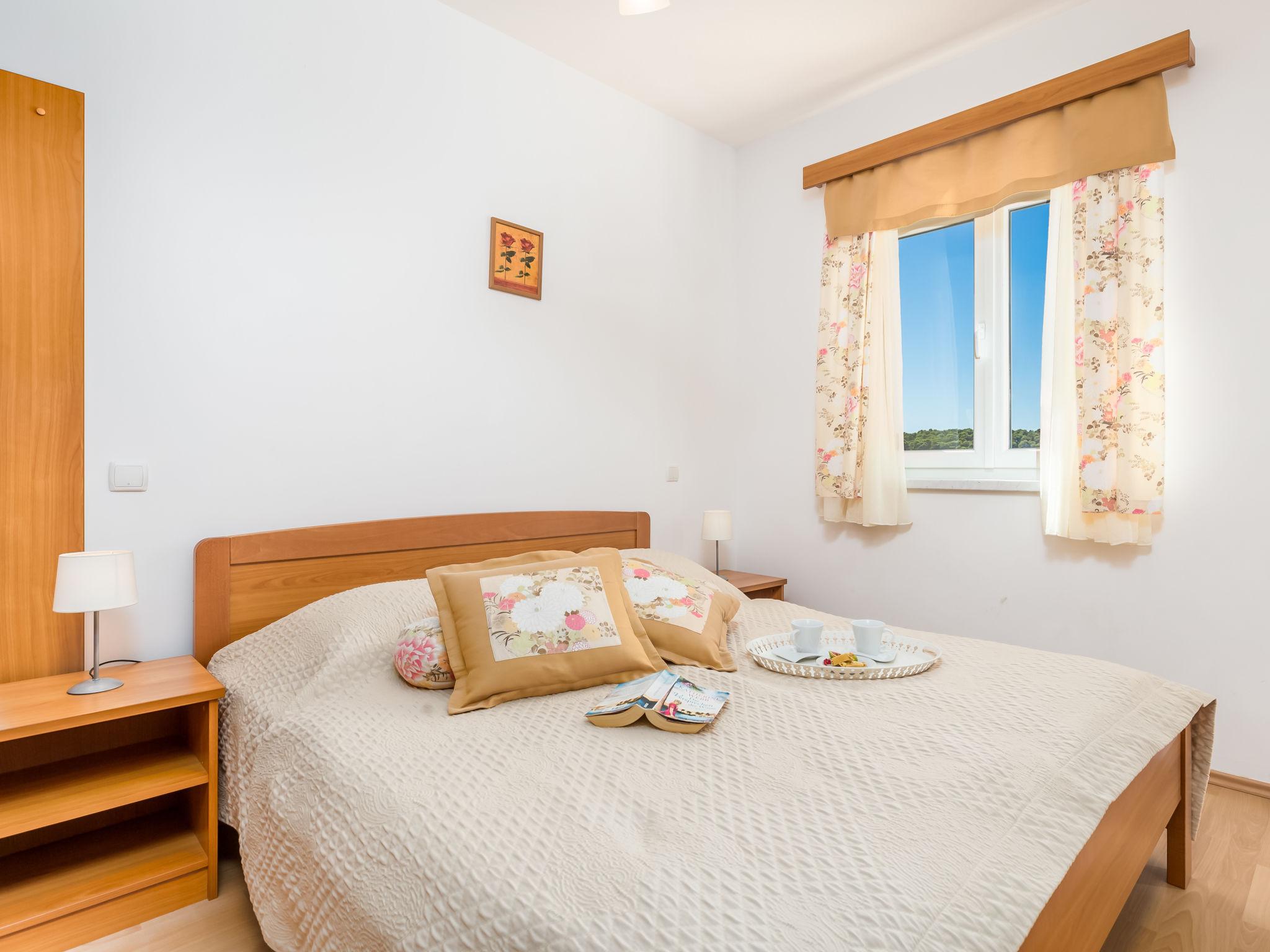 Photo 10 - 1 bedroom Apartment in Rab with swimming pool and sea view