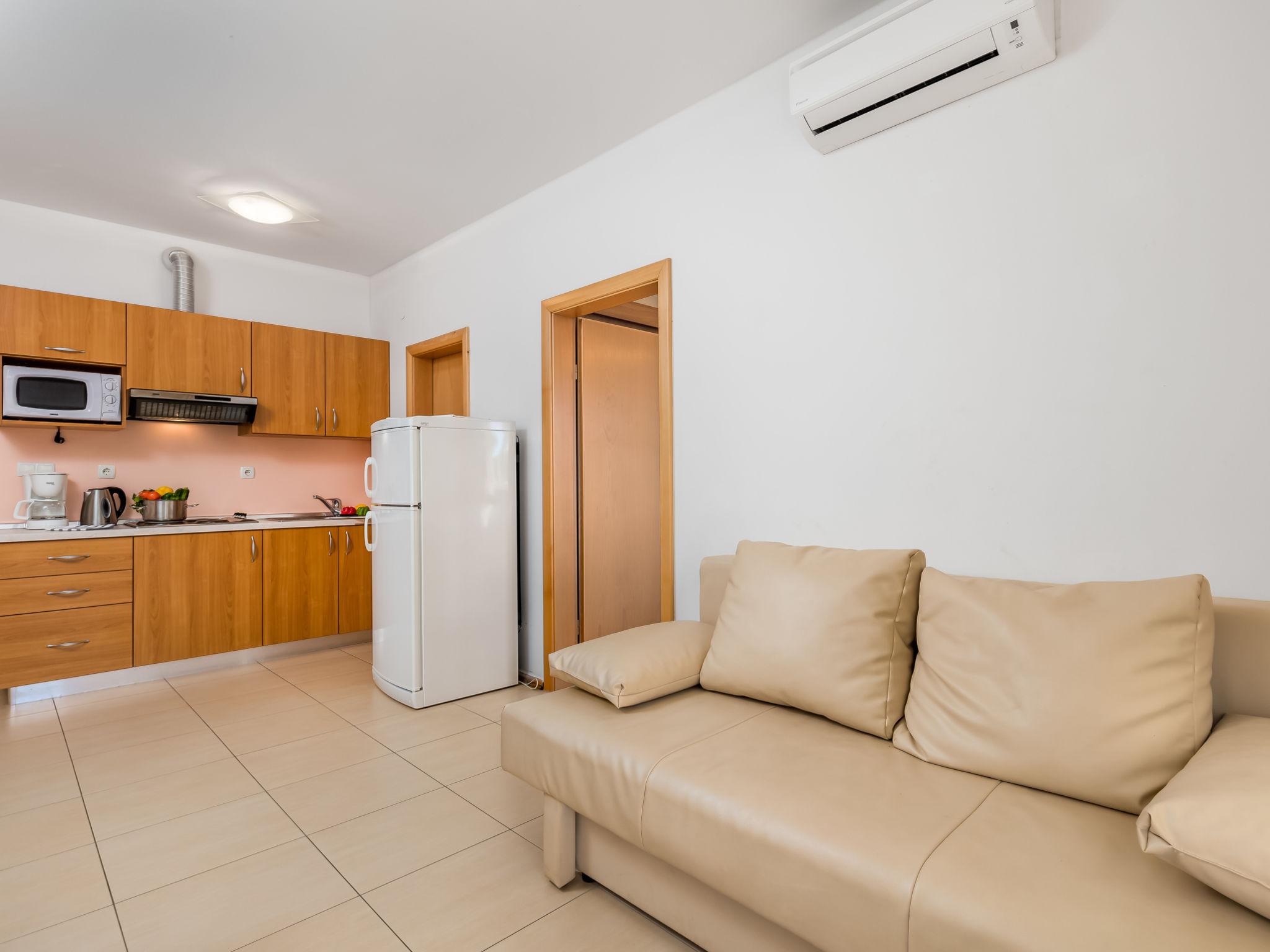 Foto 6 - Apartamento de 1 quarto em Rab com piscina e jardim