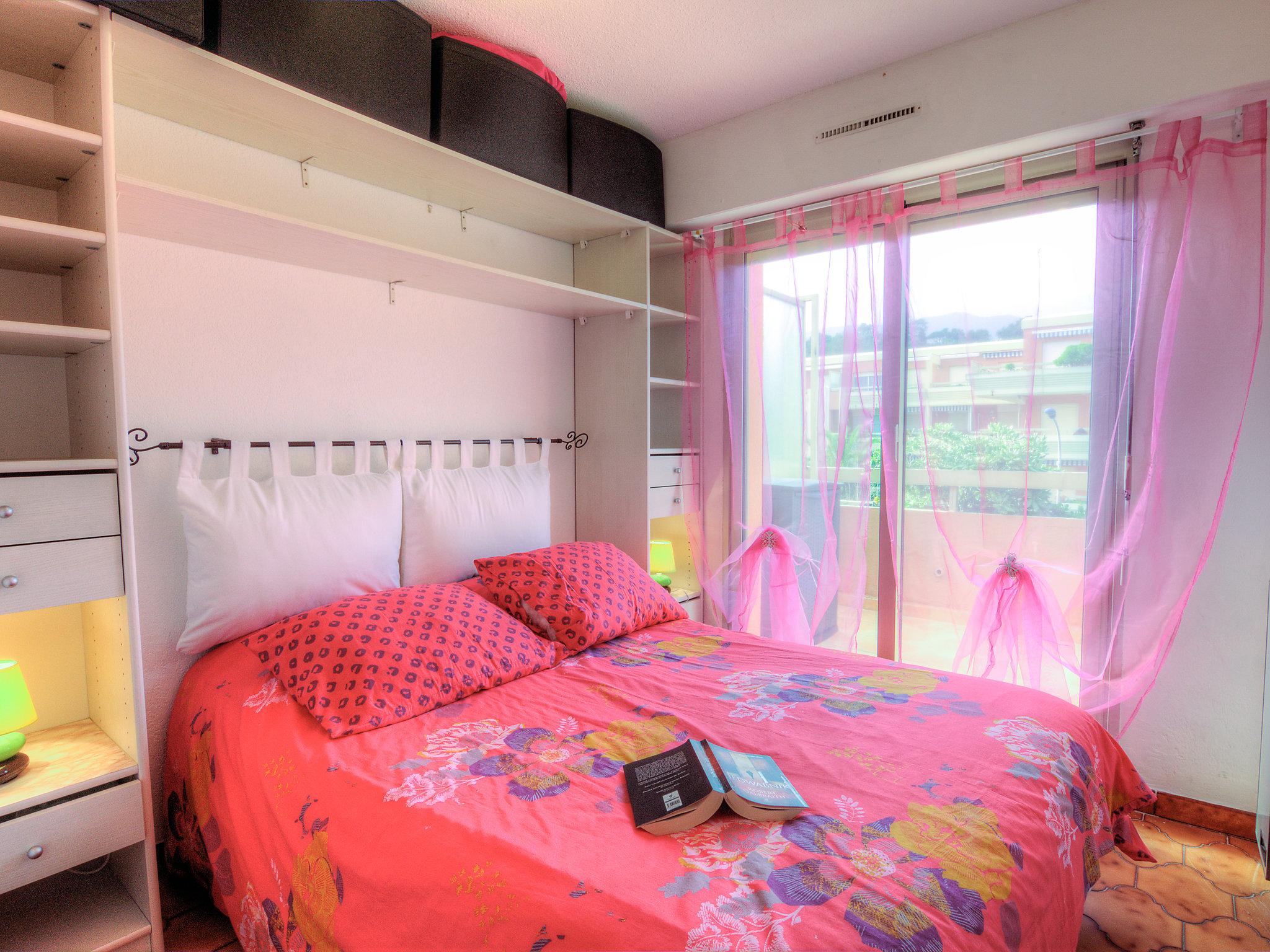 Foto 5 - Apartment mit 1 Schlafzimmer in Cavalaire-sur-Mer mit terrasse und blick aufs meer