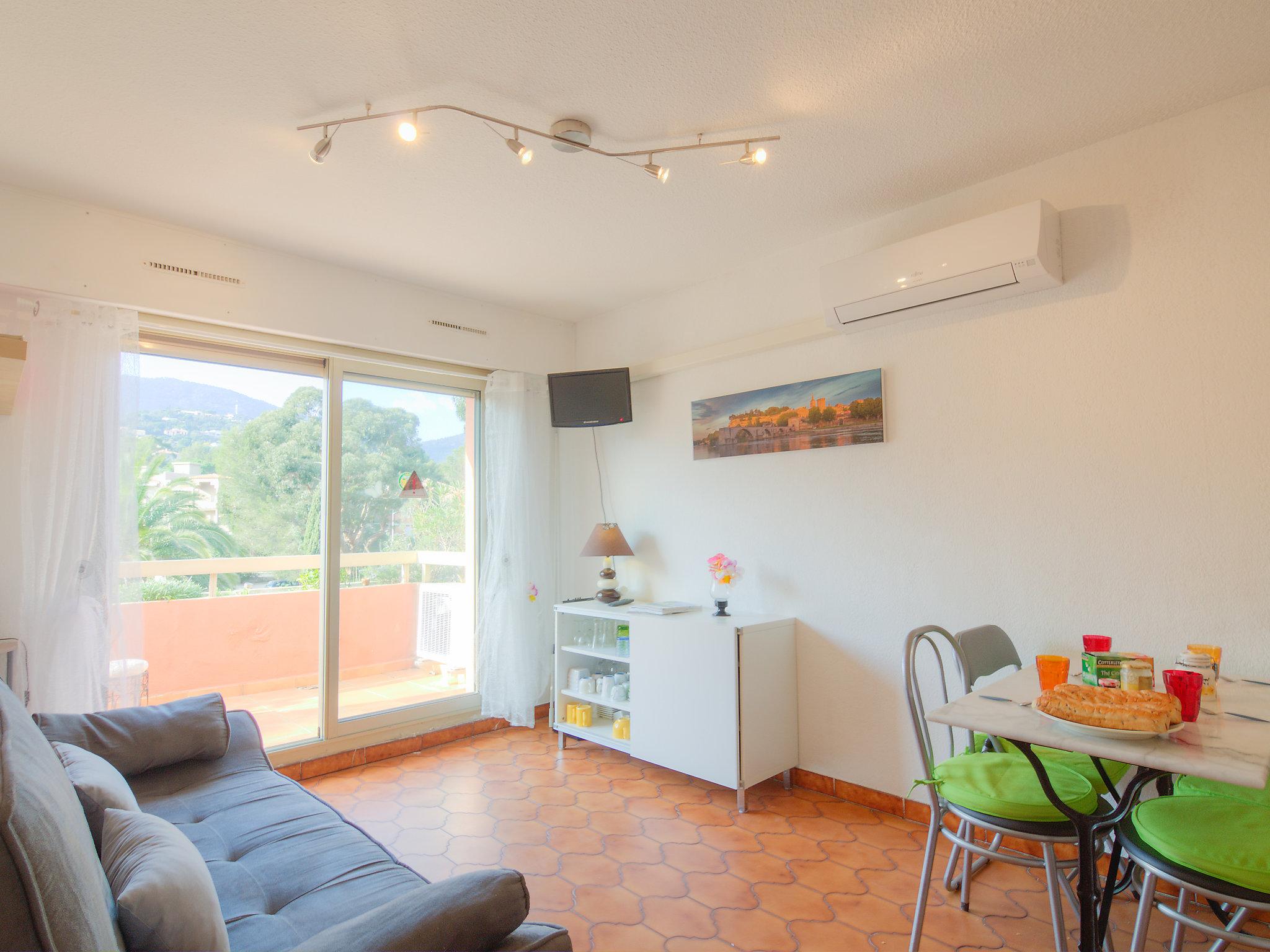 Photo 6 - 1 bedroom Apartment in Cavalaire-sur-Mer with terrace and sea view