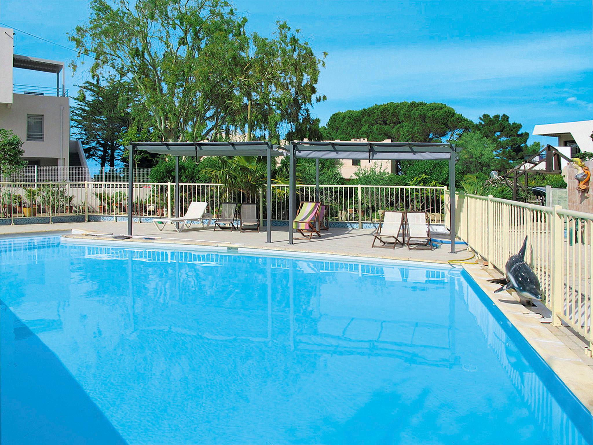 Foto 1 - Appartamento con 1 camera da letto a L'Île-Rousse con piscina e vista mare