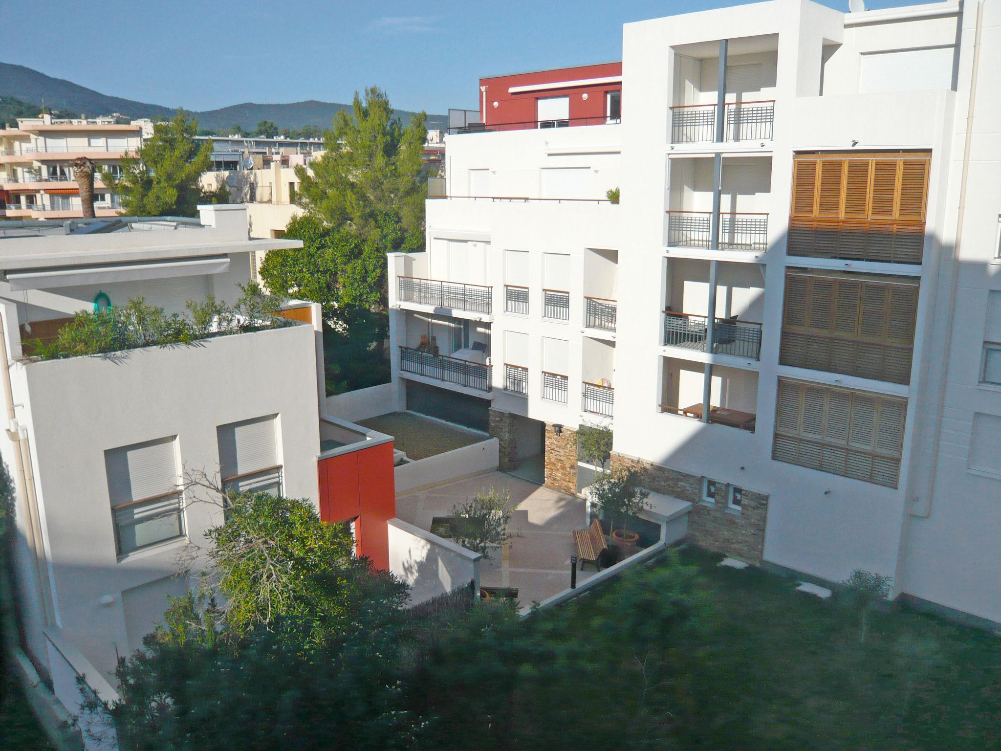 Foto 14 - Appartamento con 1 camera da letto a Cavalaire-sur-Mer con terrazza e vista mare