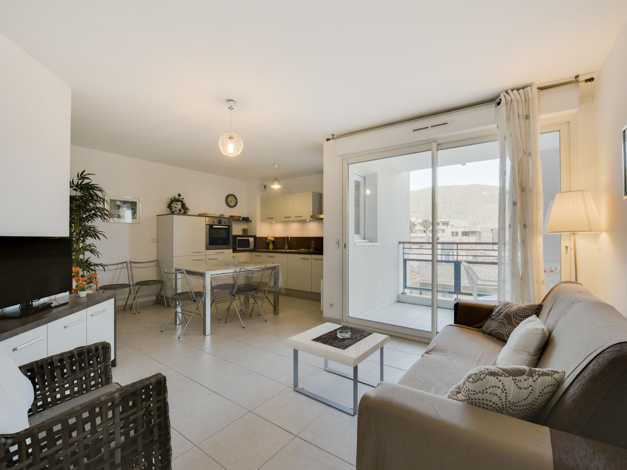 Foto 3 - Apartamento de 1 quarto em Cavalaire-sur-Mer com terraço e vistas do mar