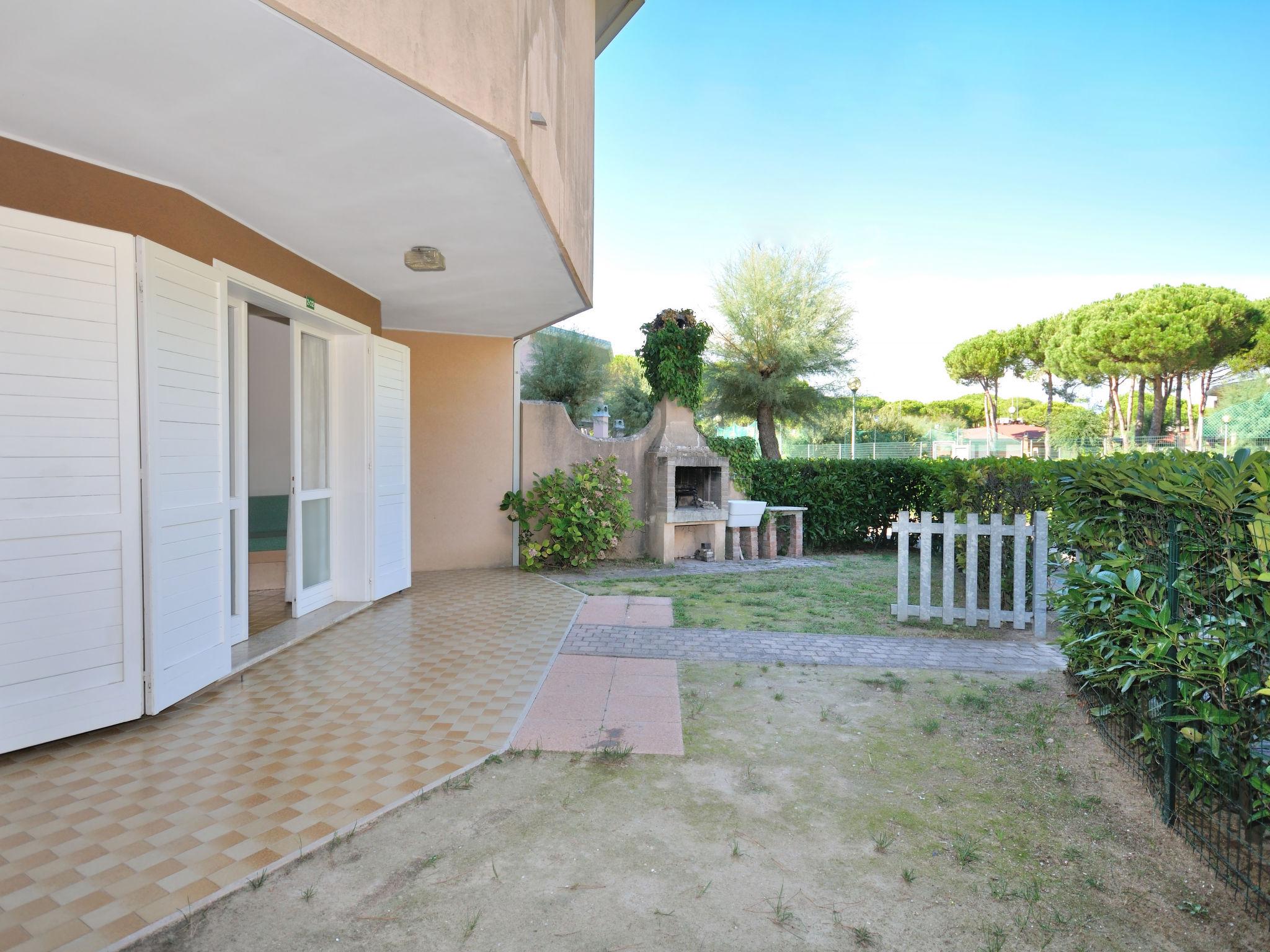 Foto 2 - Apartamento de 2 quartos em San Michele al Tagliamento com piscina e vistas do mar