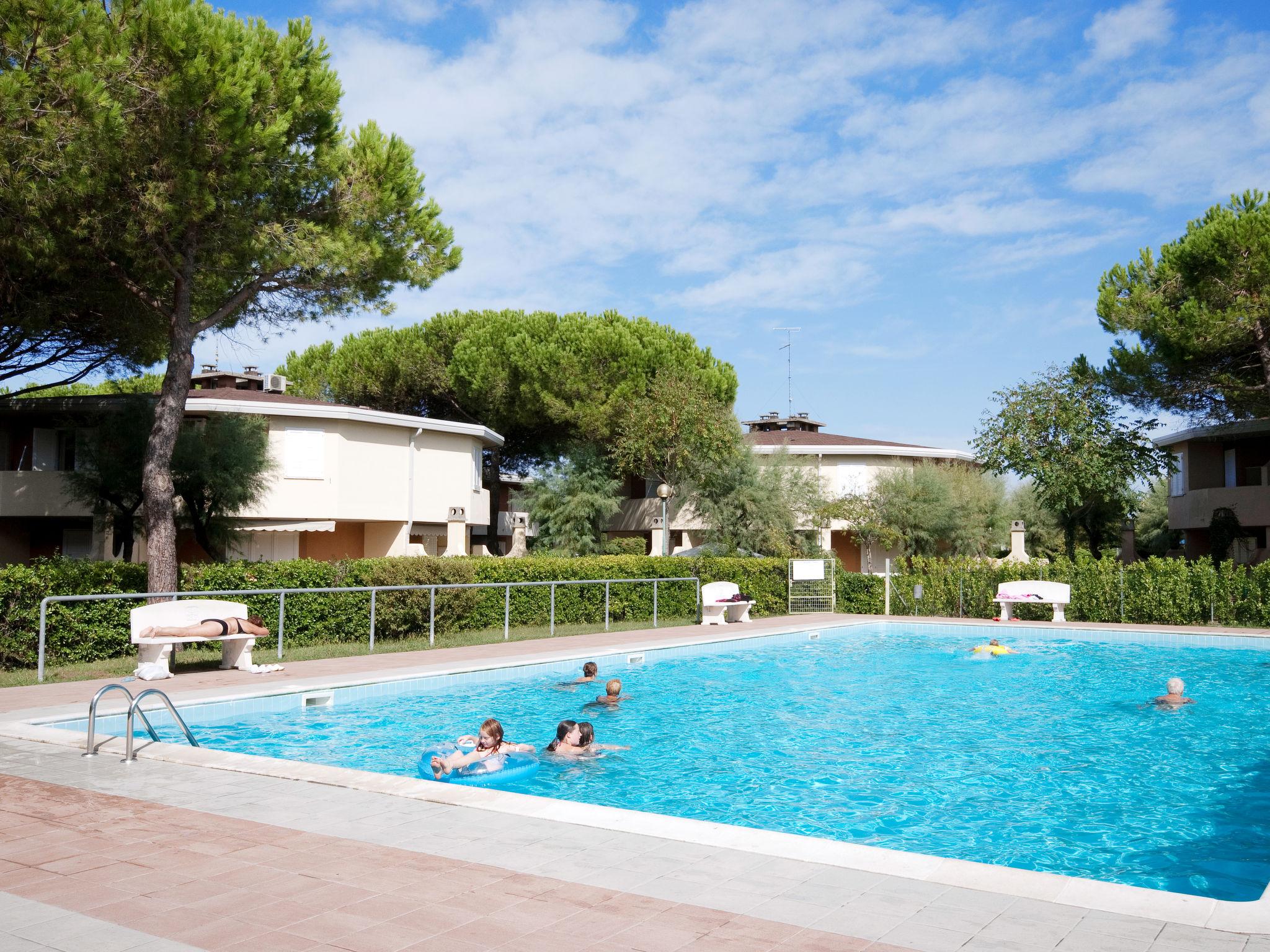 Foto 1 - Apartamento de 2 quartos em San Michele al Tagliamento com piscina e jardim