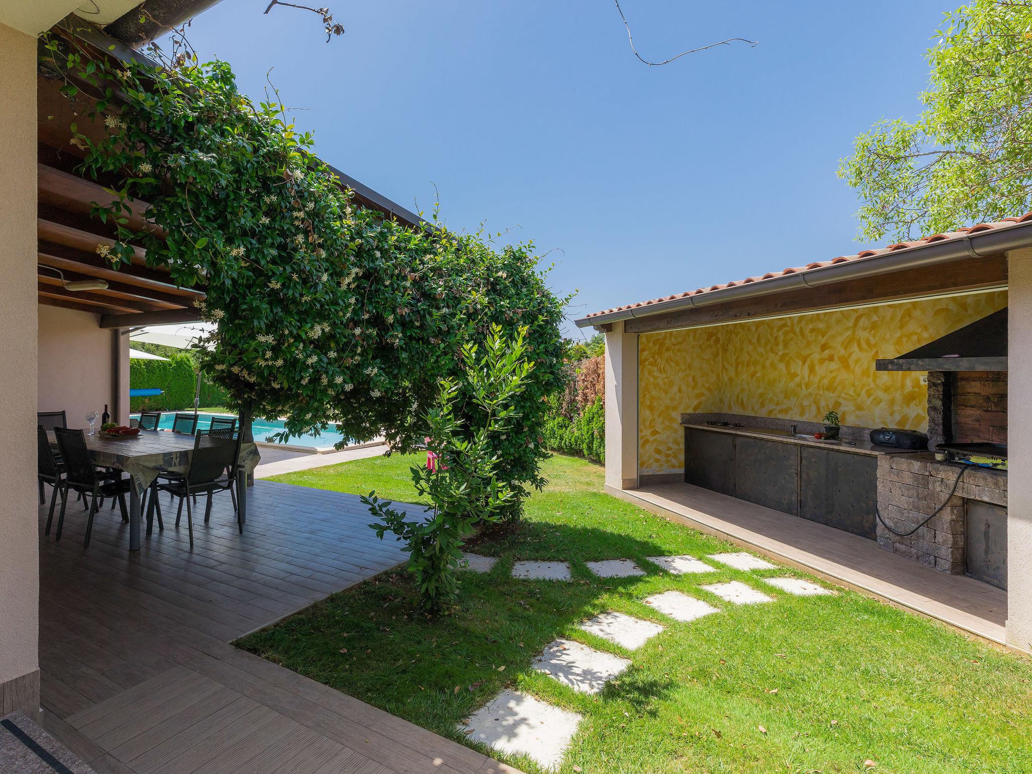 Photo 21 - Maison de 4 chambres à Ližnjan avec piscine privée et jardin