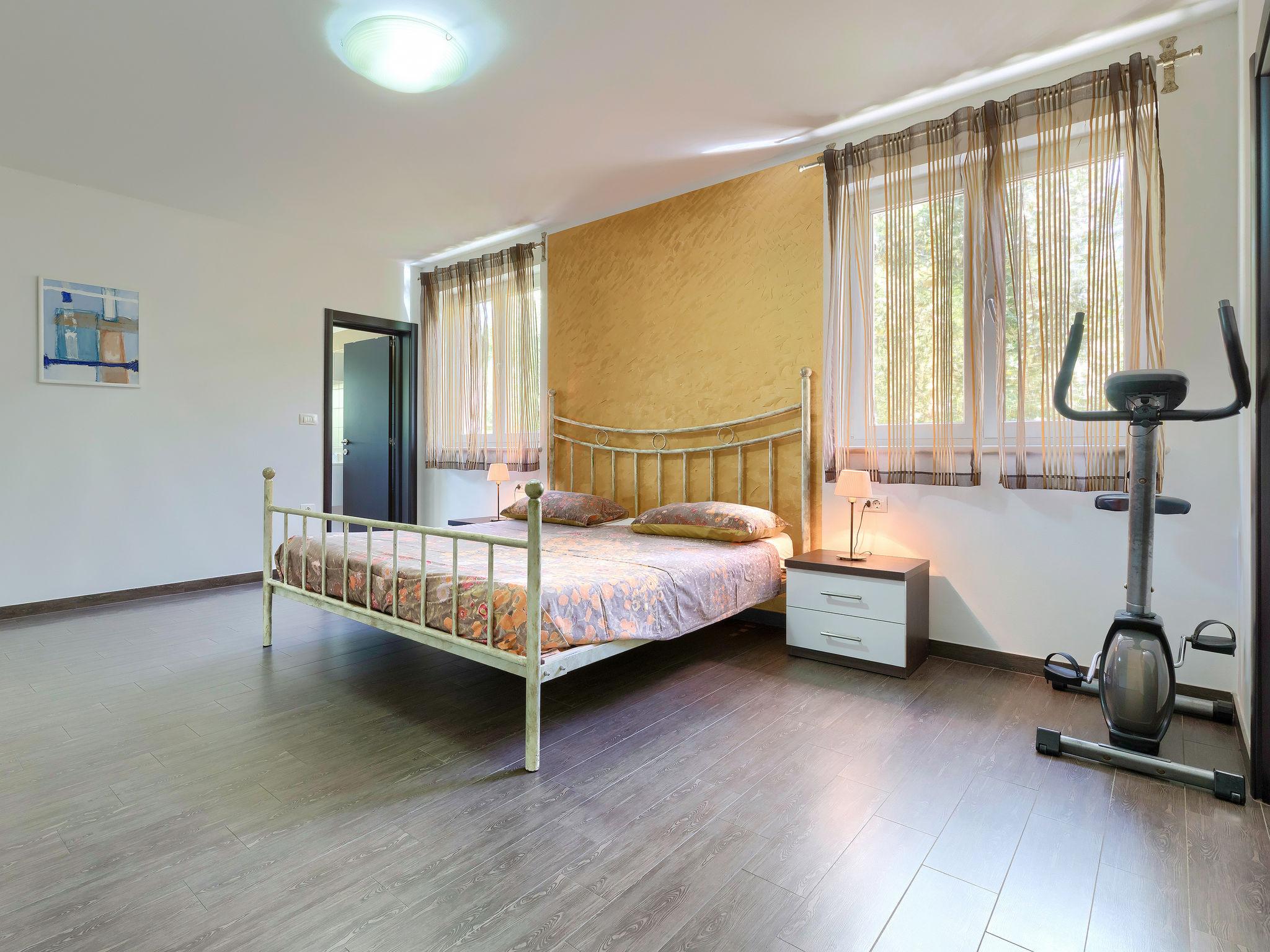 Foto 68 - Casa con 4 camere da letto a Ližnjan con piscina privata e vista mare