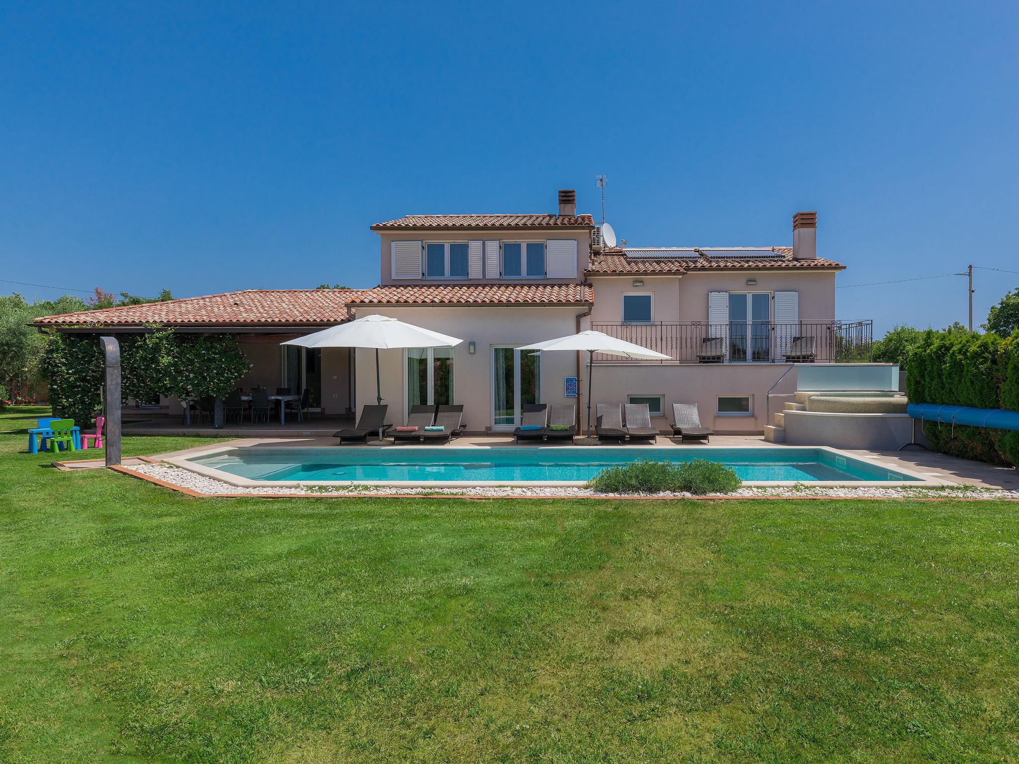 Photo 1 - Maison de 4 chambres à Ližnjan avec piscine privée et vues à la mer