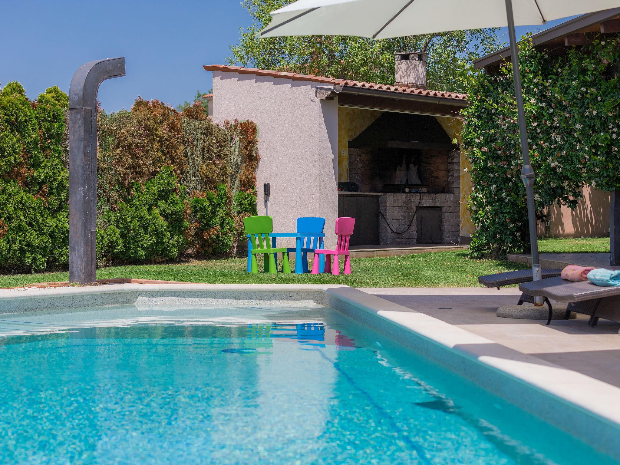 Photo 39 - Maison de 4 chambres à Ližnjan avec piscine privée et jardin