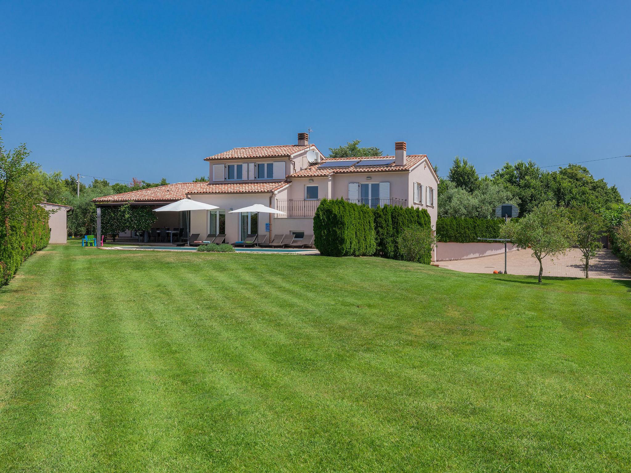 Foto 38 - Casa con 4 camere da letto a Ližnjan con piscina privata e vista mare