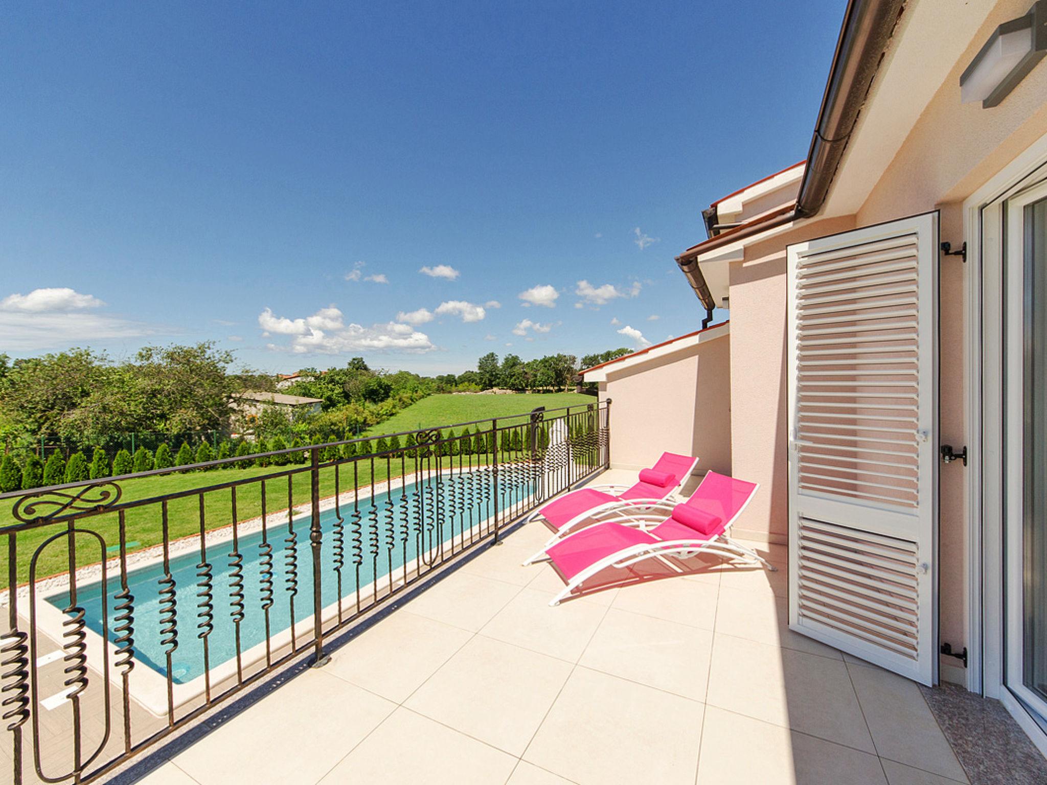 Photo 48 - Maison de 4 chambres à Ližnjan avec piscine privée et jardin