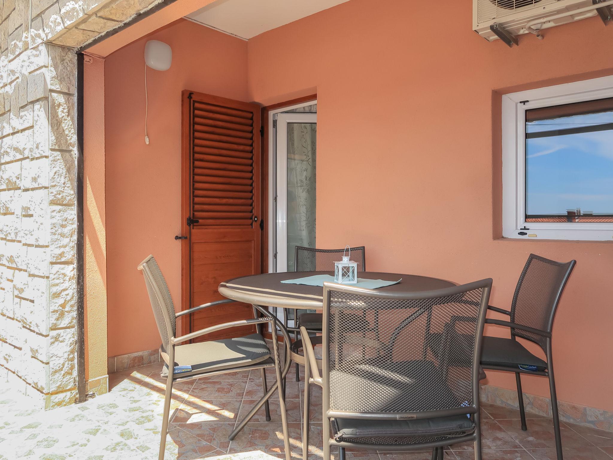 Foto 7 - Apartamento de 2 quartos em Crikvenica com jardim e terraço