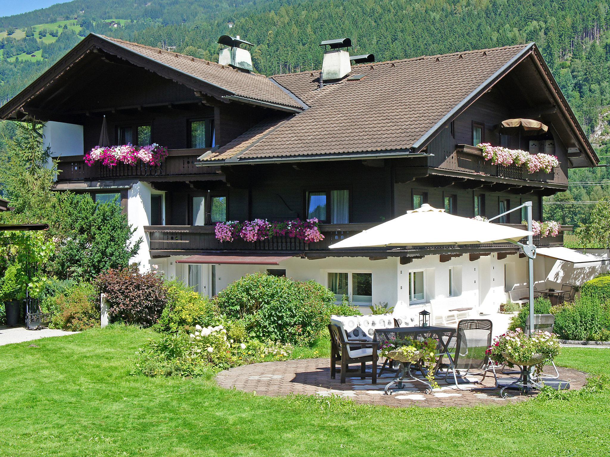 Foto 1 - Appartamento con 2 camere da letto a Aschau im Zillertal con giardino e vista sulle montagne