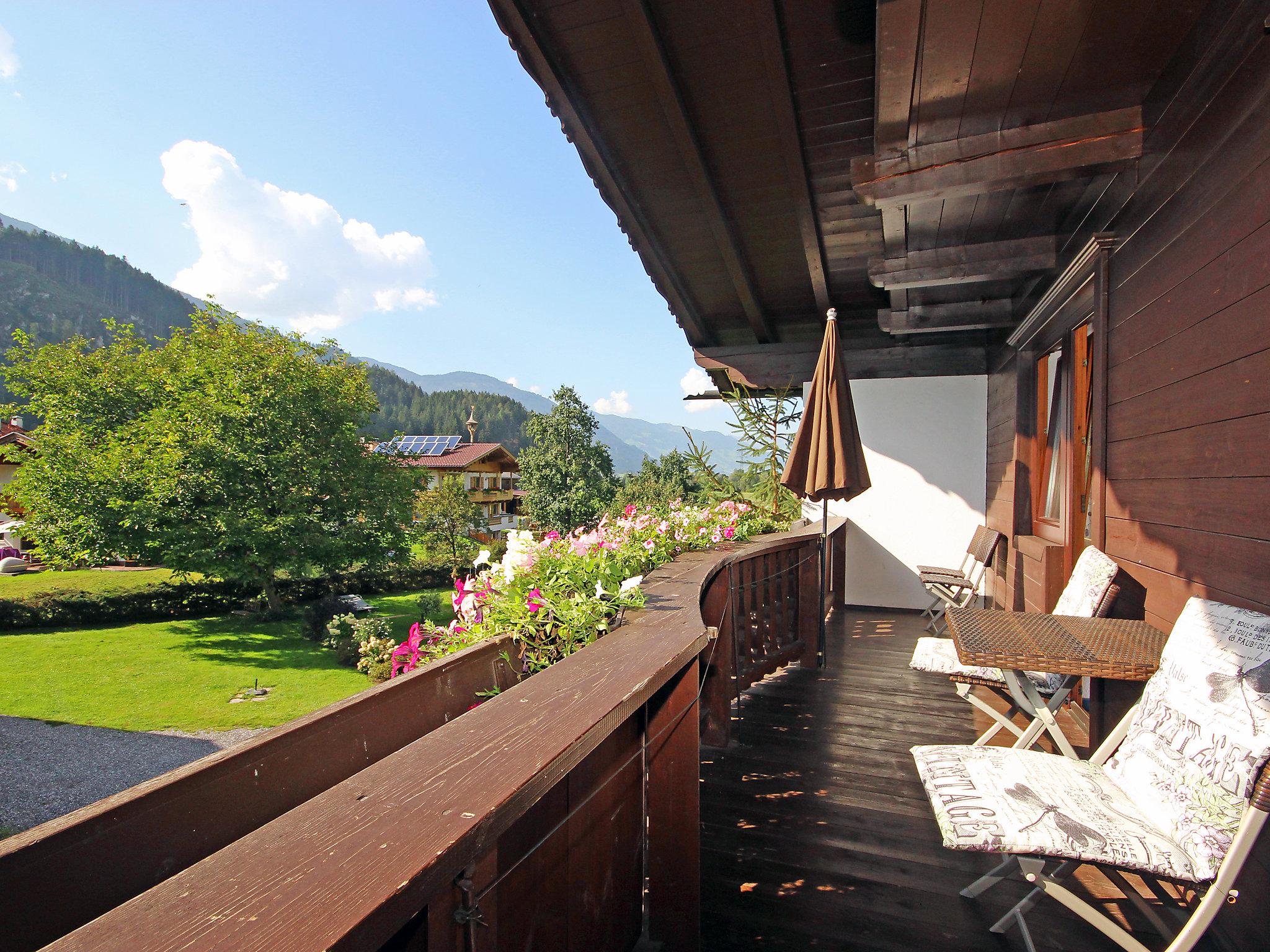 Foto 15 - Apartamento de 2 quartos em Aschau im Zillertal com jardim e vista para a montanha