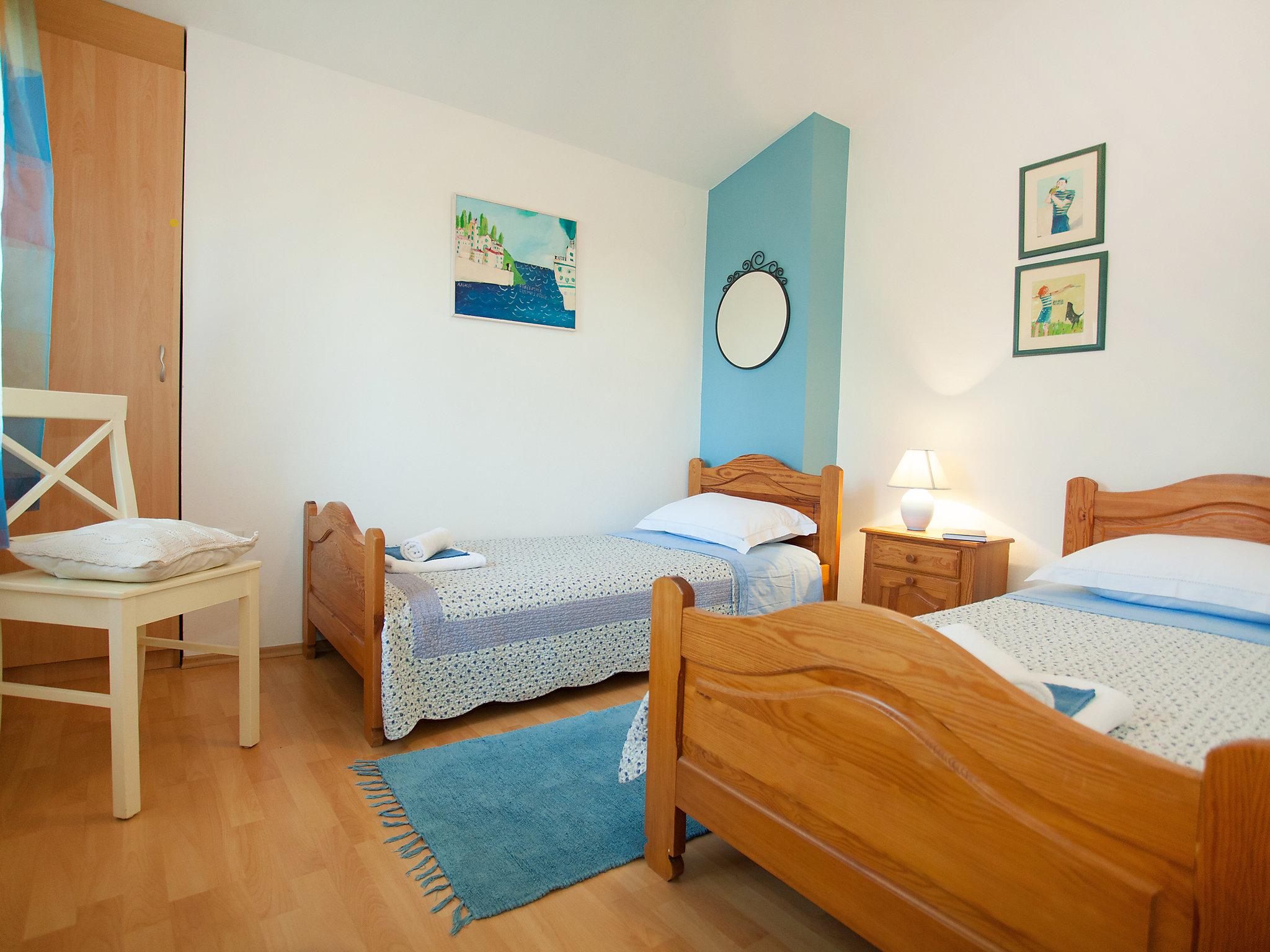 Foto 7 - Apartamento de 2 habitaciones en Zadar con jardín y vistas al mar