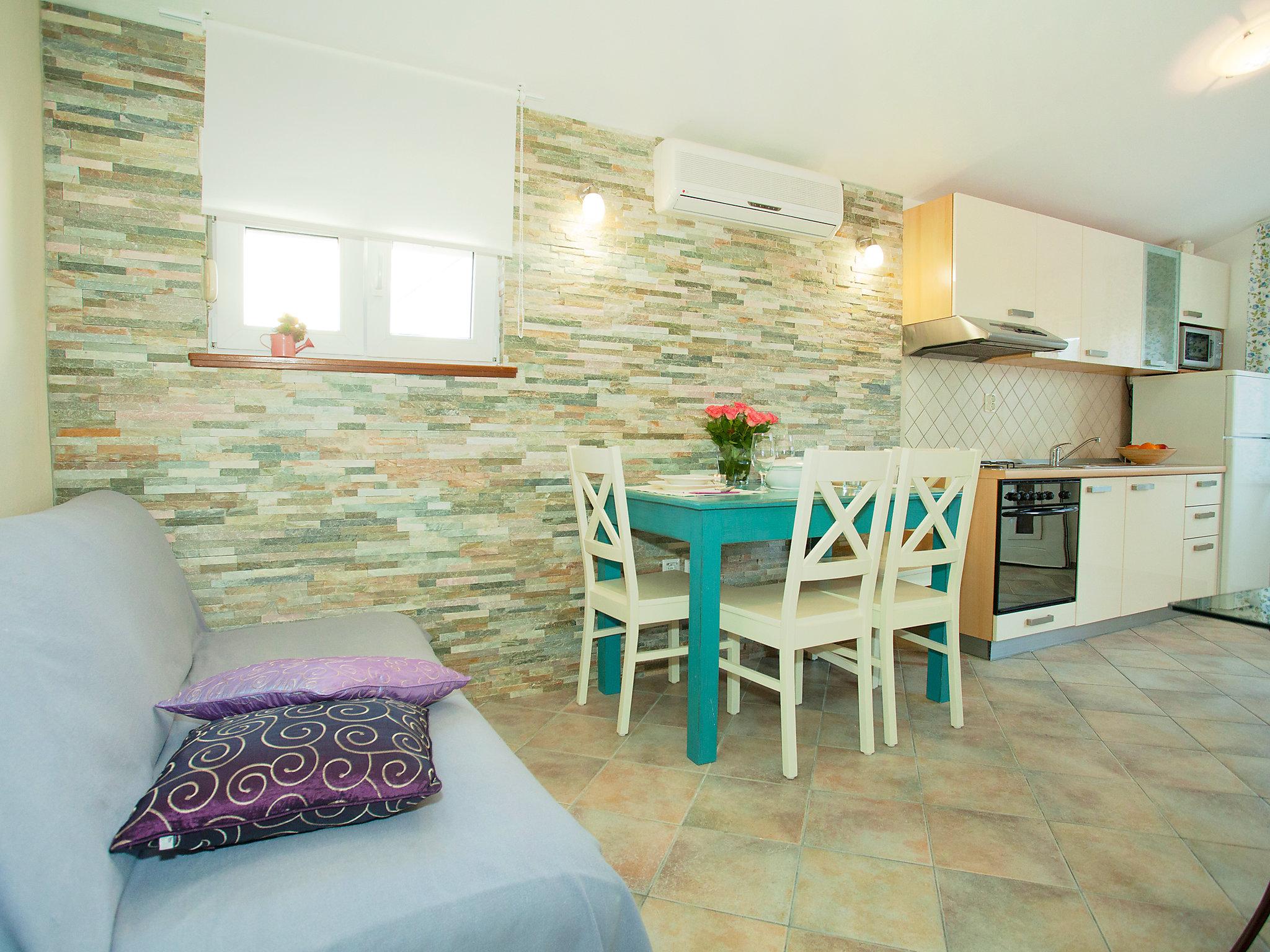 Foto 2 - Apartamento de 2 habitaciones en Zadar con jardín y vistas al mar