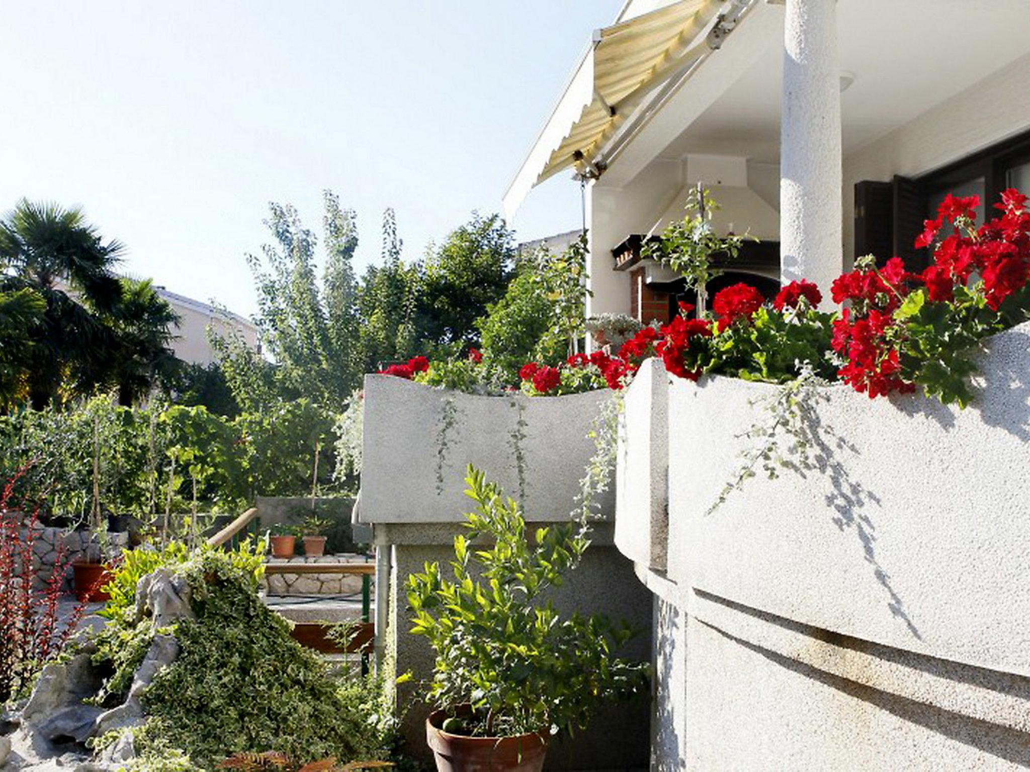 Foto 9 - Apartamento de 2 habitaciones en Zadar con jardín y vistas al mar