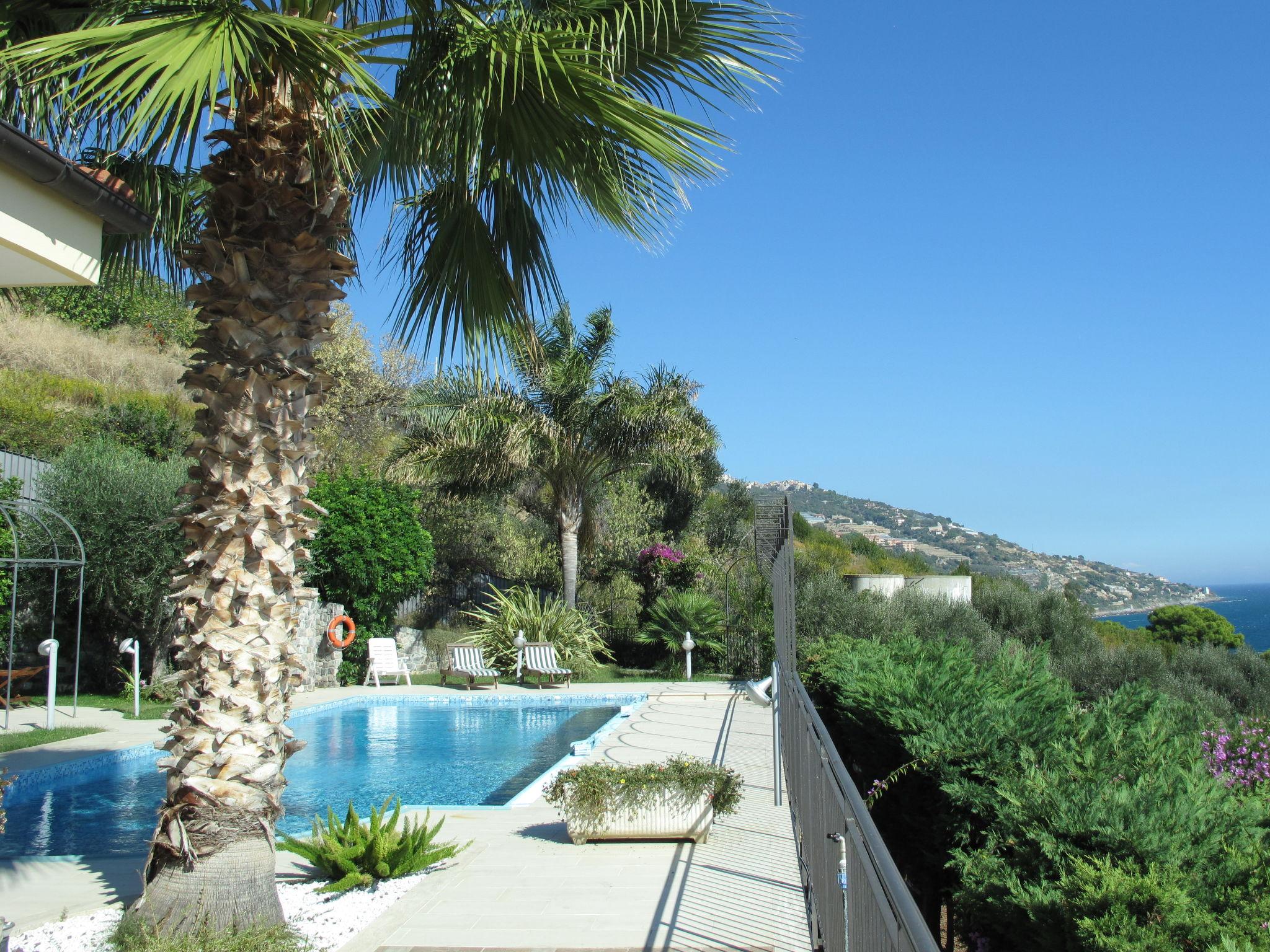Foto 1 - Apartamento de 2 habitaciones en Santo Stefano al Mare con piscina privada y vistas al mar