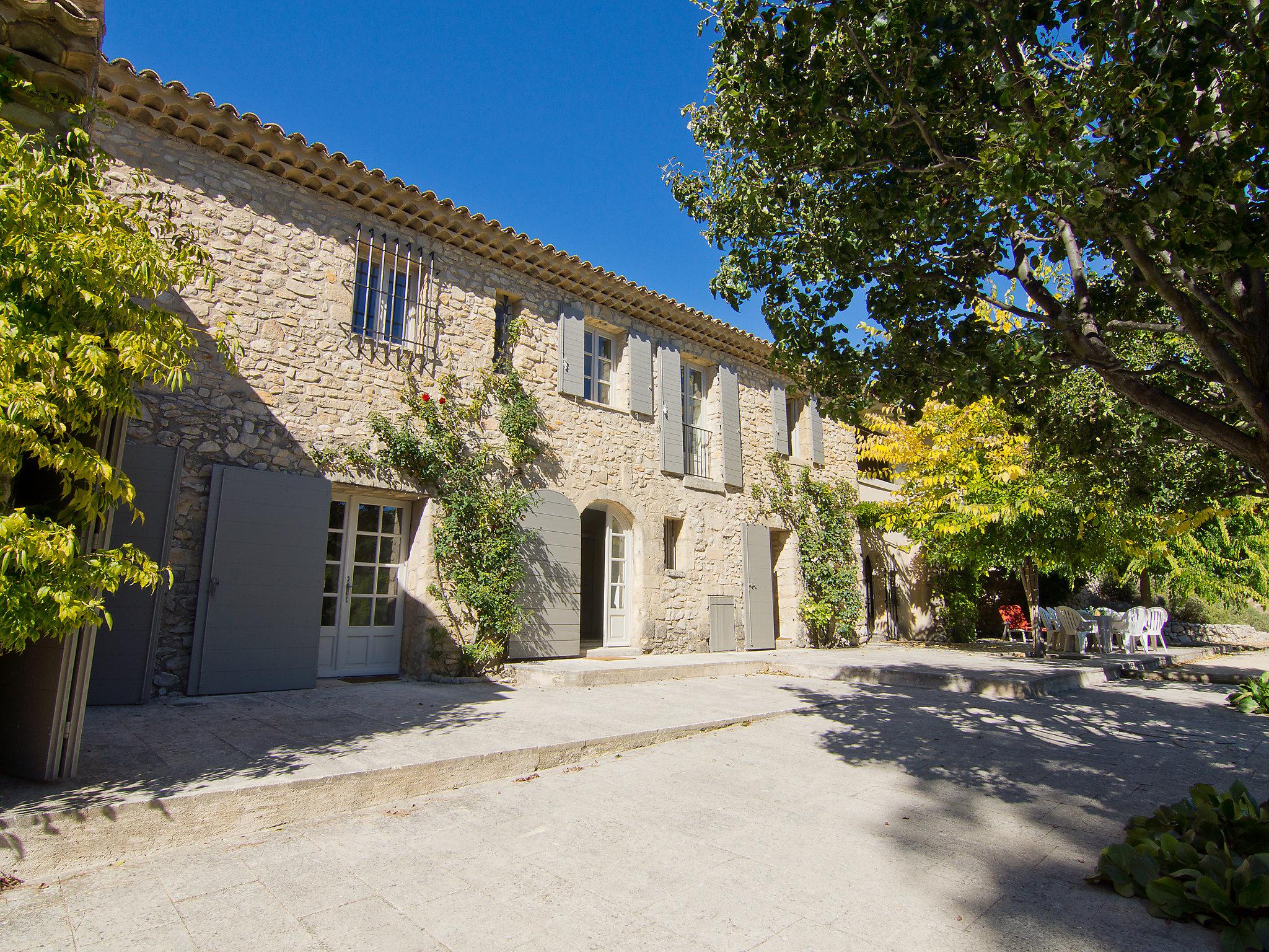 Foto 2 - Casa con 6 camere da letto a Grambois con piscina privata e giardino