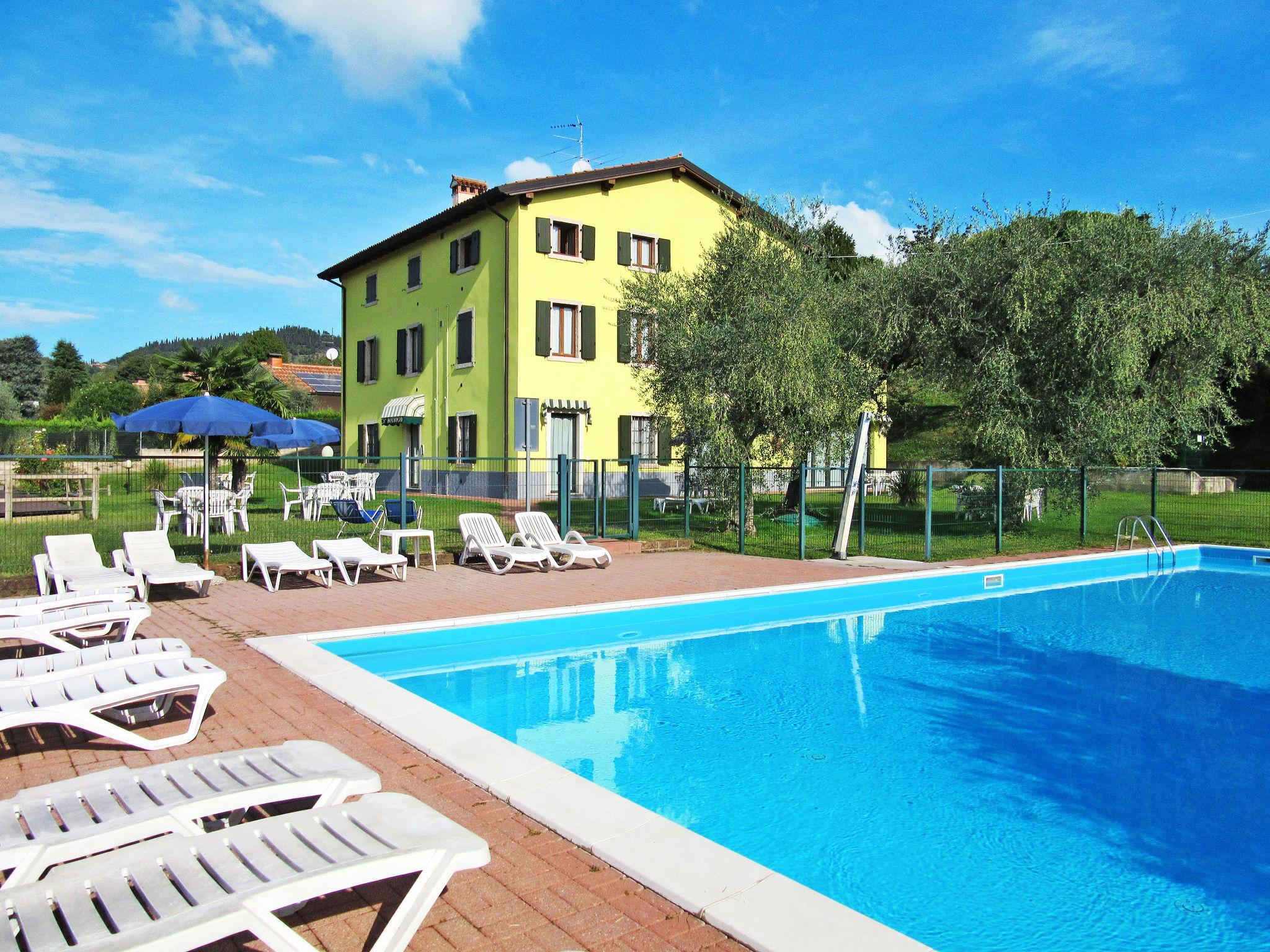 Photo 1 - Appartement de 1 chambre à Bardolino avec piscine et vues sur la montagne