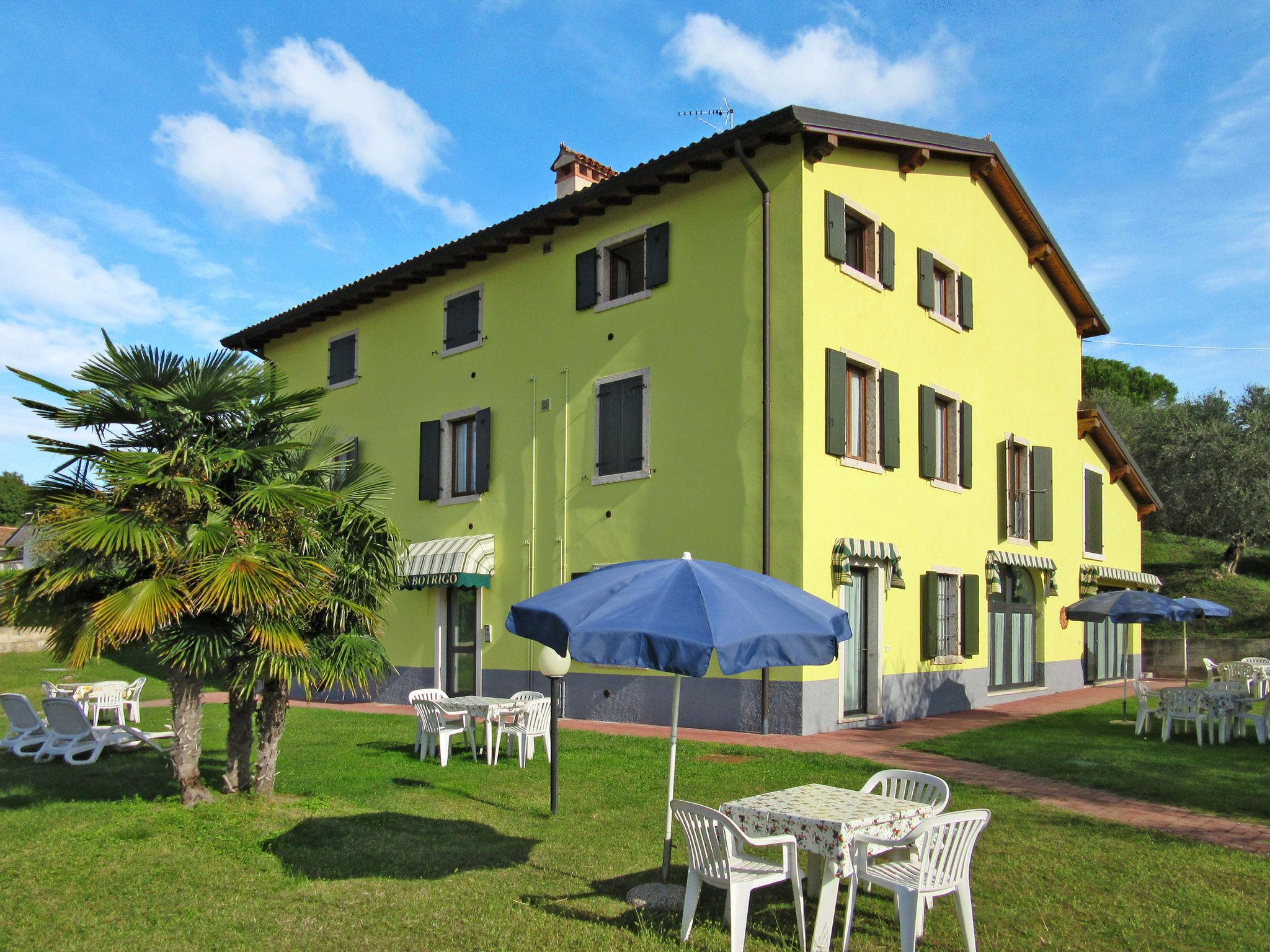 Photo 5 - Appartement de 1 chambre à Bardolino avec piscine et vues sur la montagne