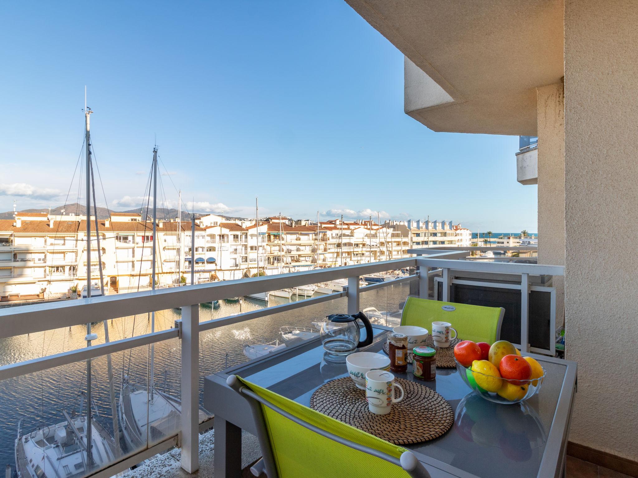 Foto 18 - Apartamento de 1 habitación en Castelló d'Empúries con vistas al mar