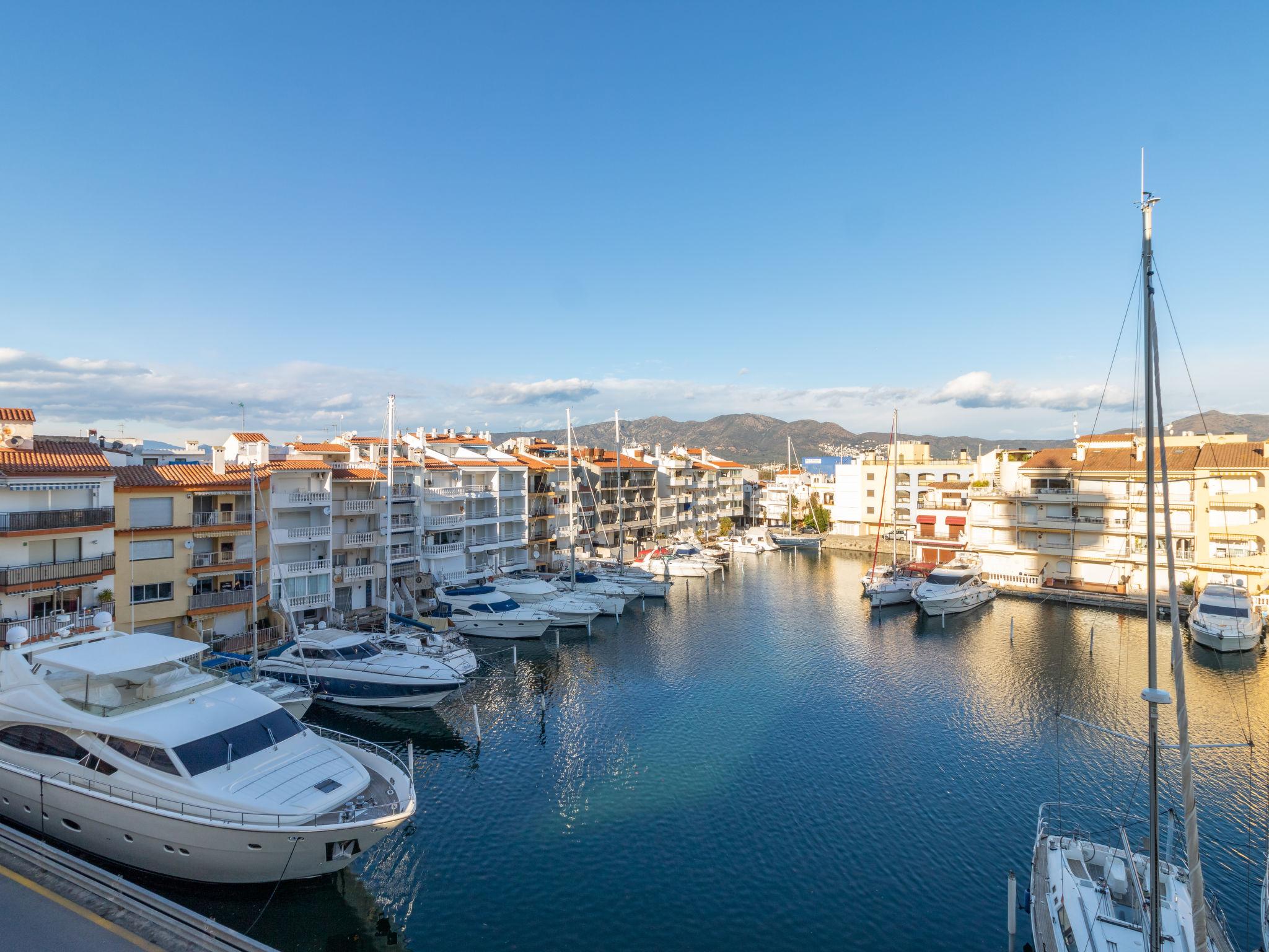 Foto 20 - Appartamento con 1 camera da letto a Castelló d'Empúries con vista mare